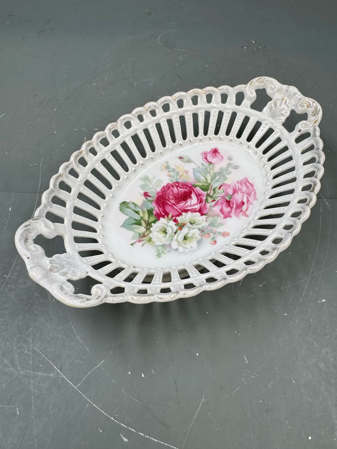 Gjennombrutt fat med blomstermotiv