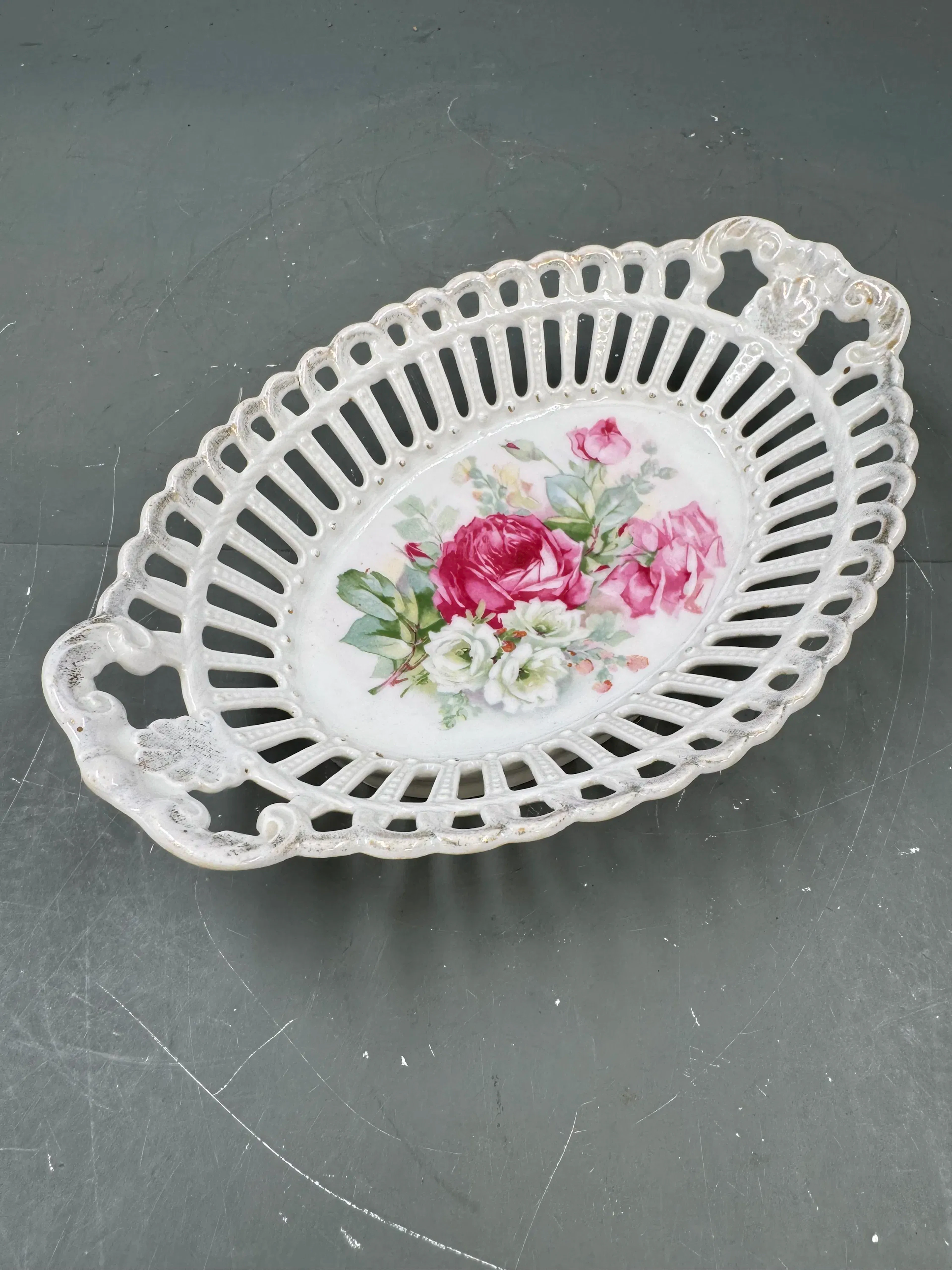 Gjennombrutt fat med blomstermotiv