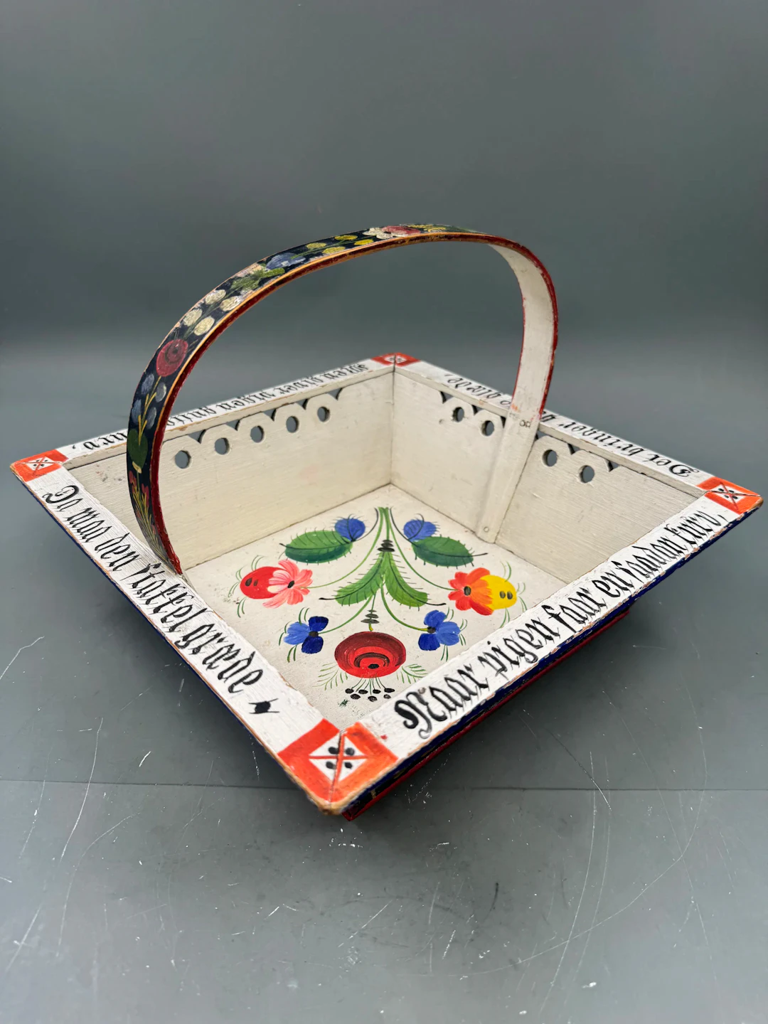 Sendingskurv dekorert med klassisk Os rosemaling fra Hordaland