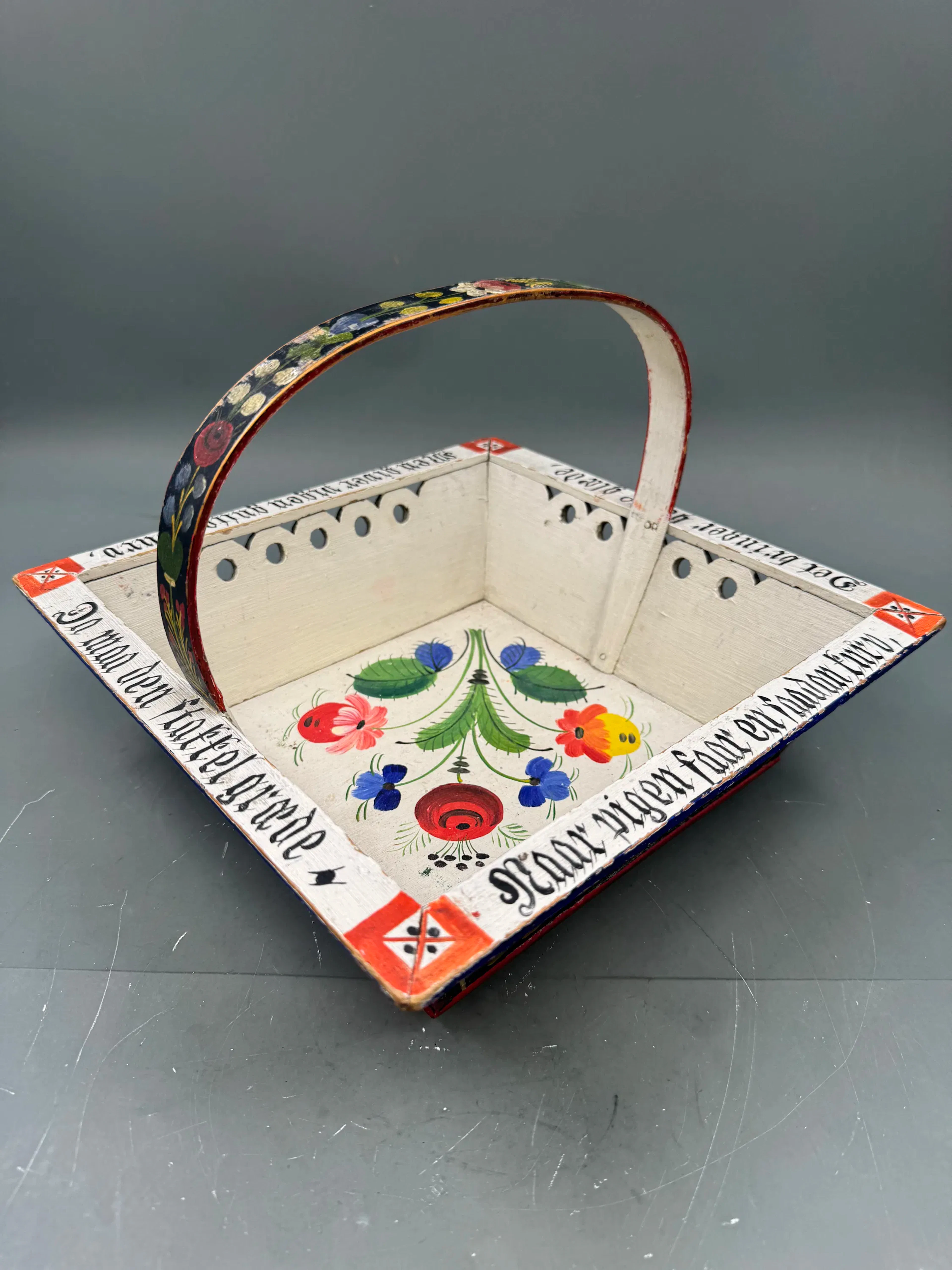Sendingskurv dekorert med klassisk Os rosemaling fra Hordaland