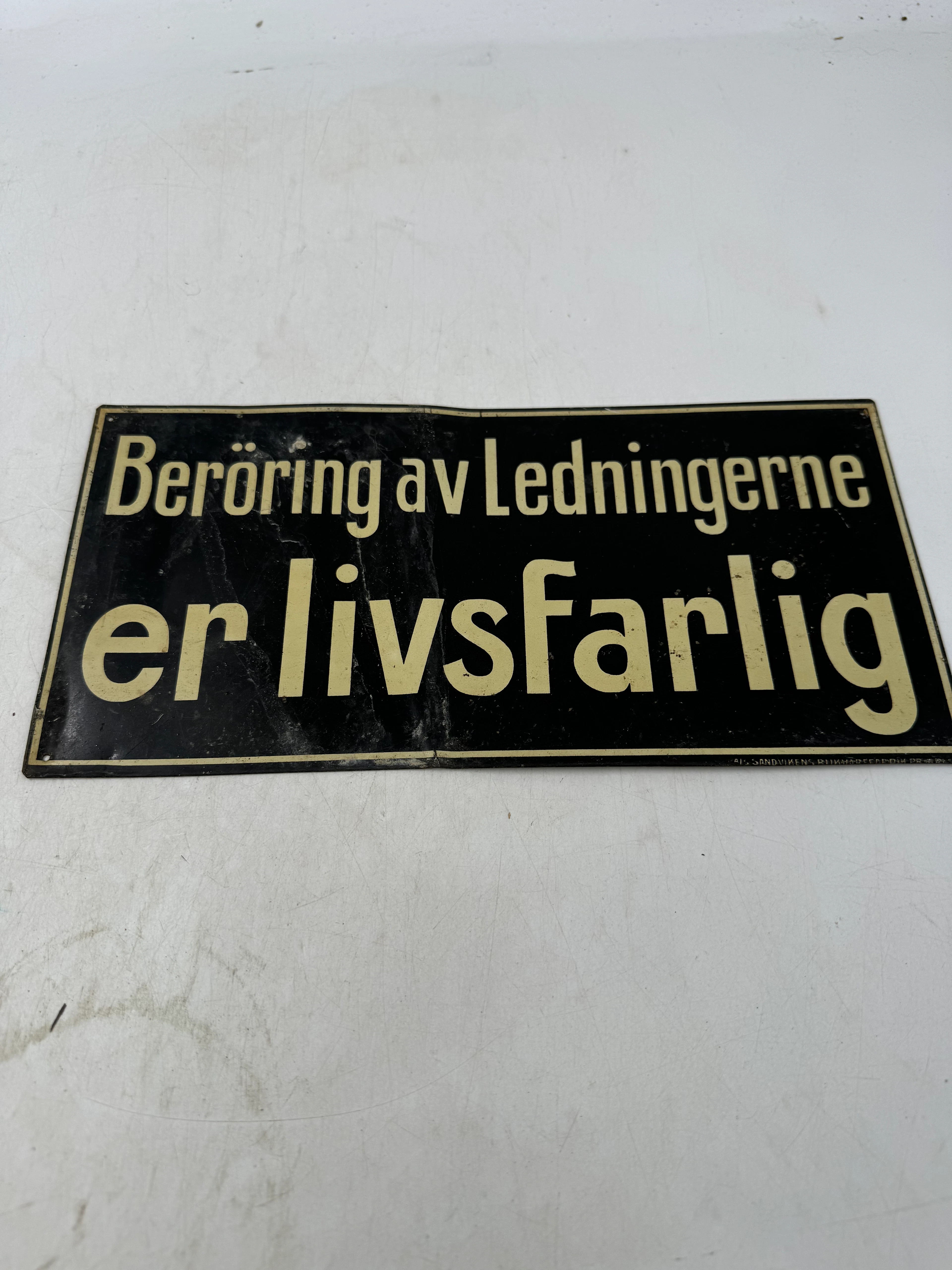 110 år Gammelt blikkskilt
