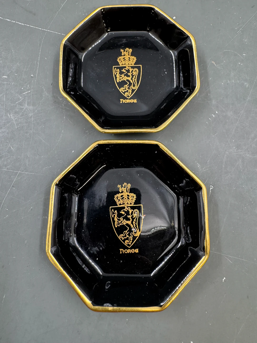 PP- 2 stk kuvertaskebeger m/ riksløve