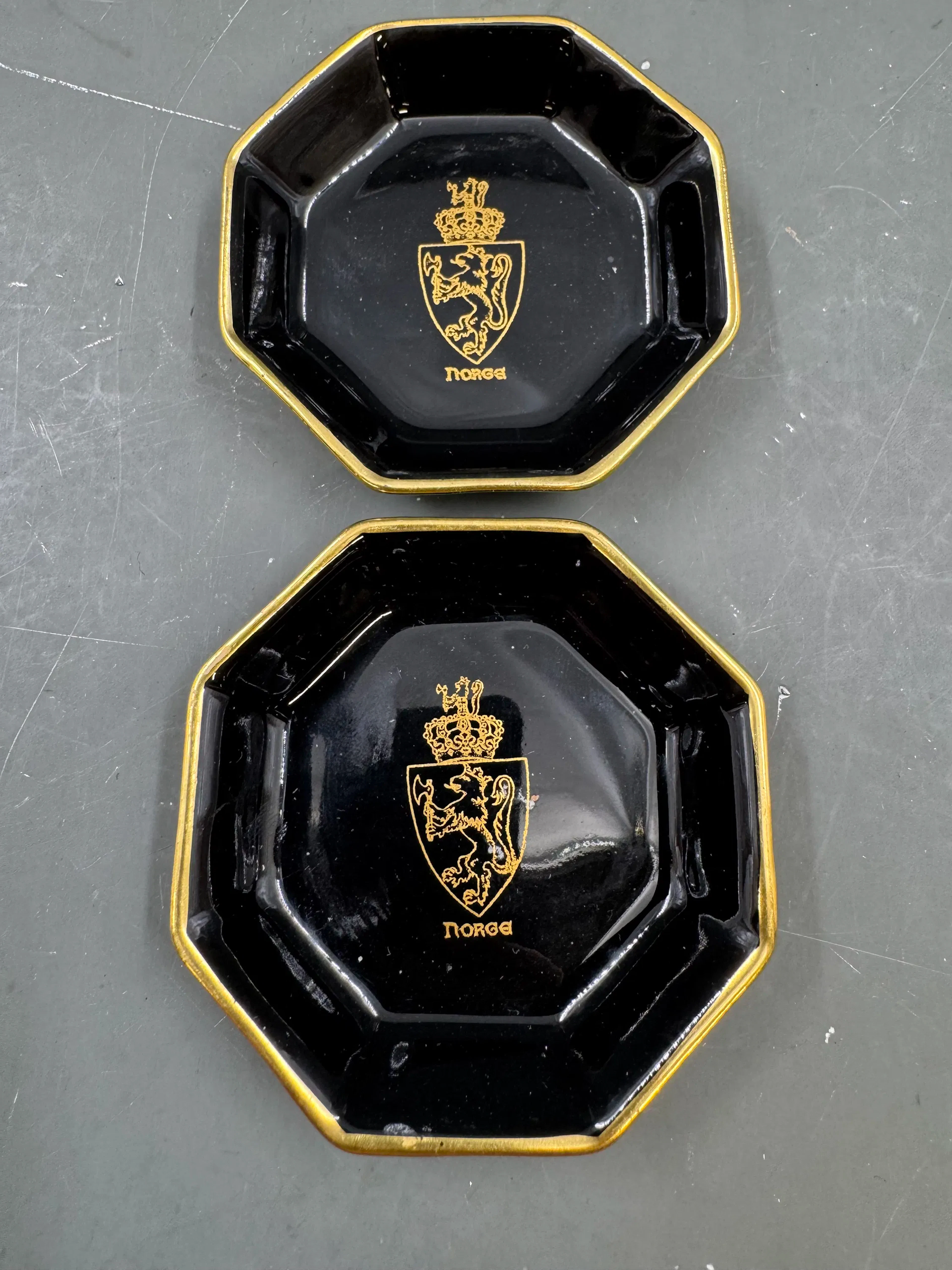 PP- 2 stk kuvertaskebeger m/ riksløve