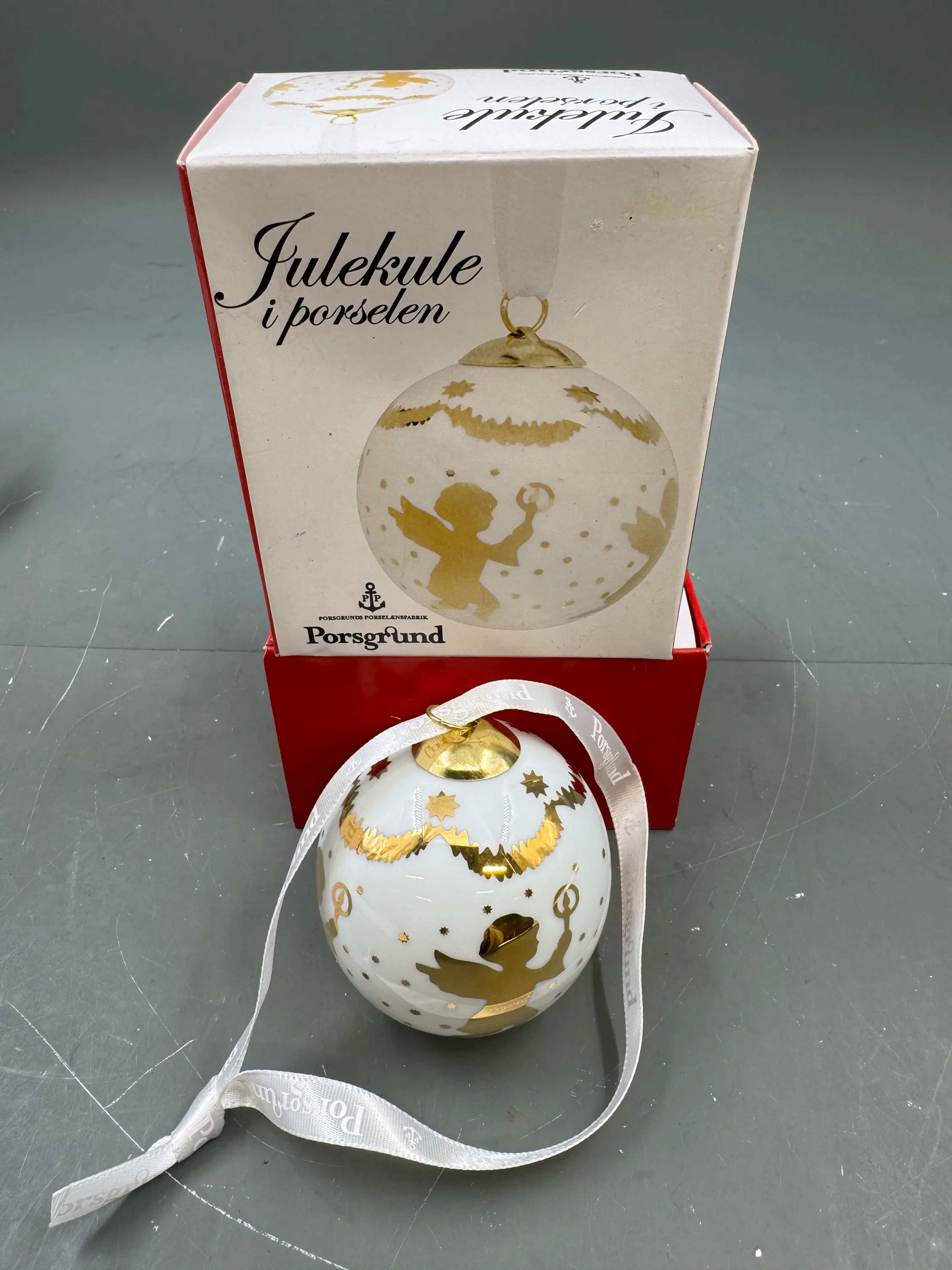 PP- Julekule i porselen i eske