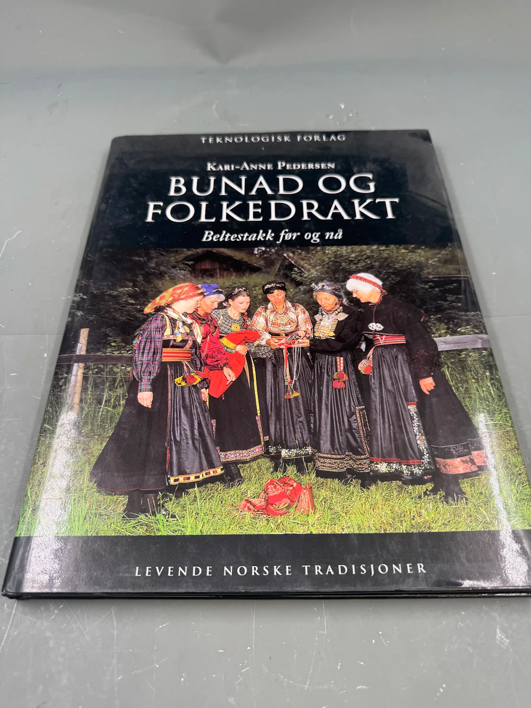 Bok - Bunad og Folkedrakt