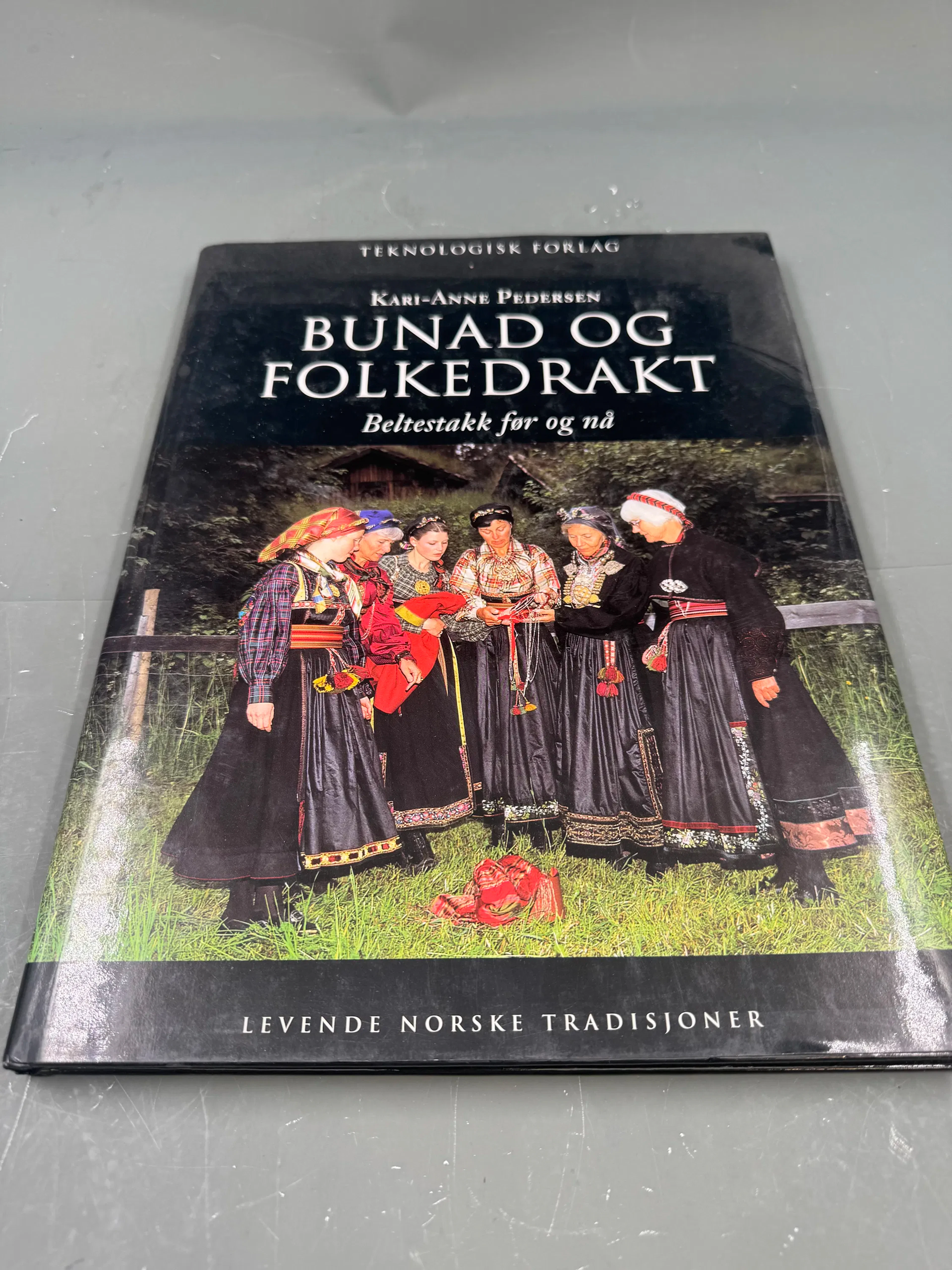 Bok - Bunad og Folkedrakt