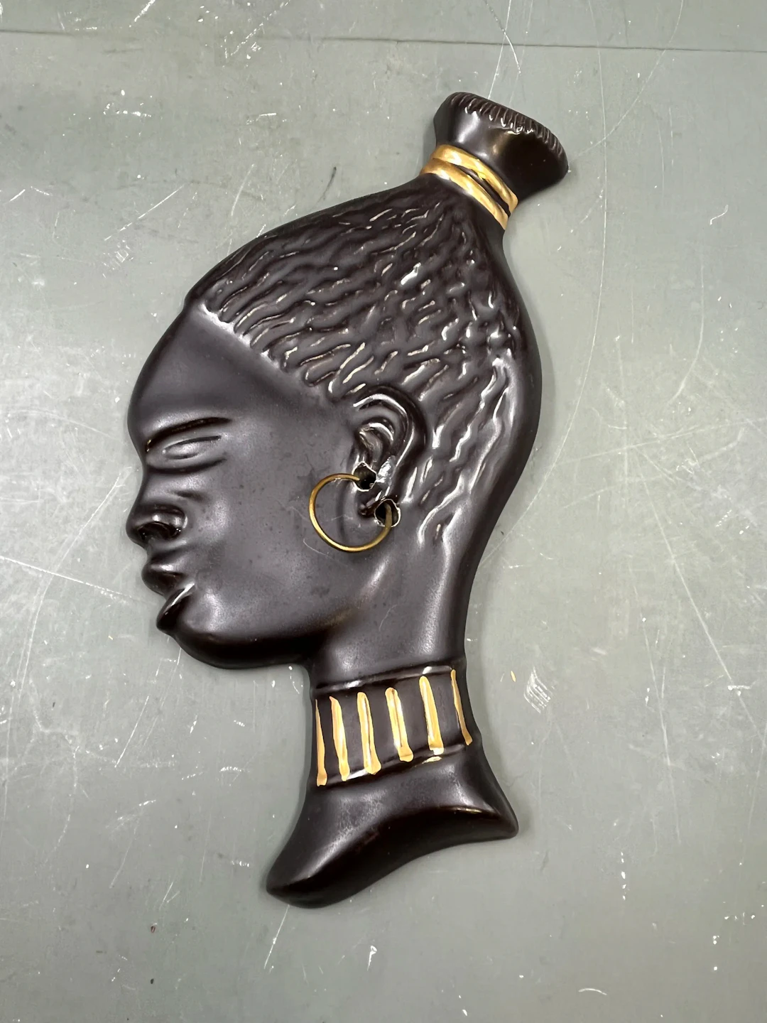 Mørk damefigur gml