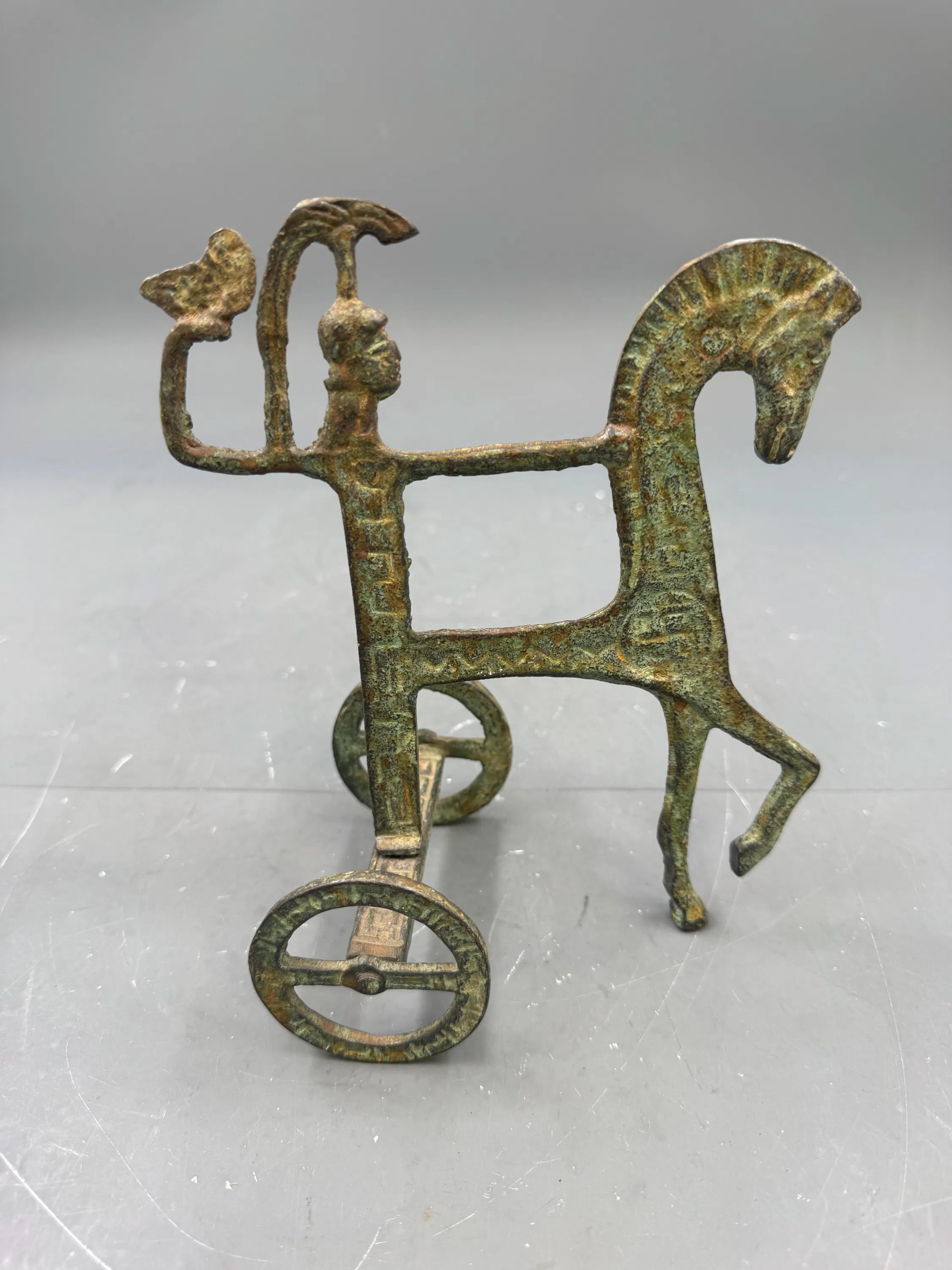 Moderne messing/bronseskulptur med grønn patering