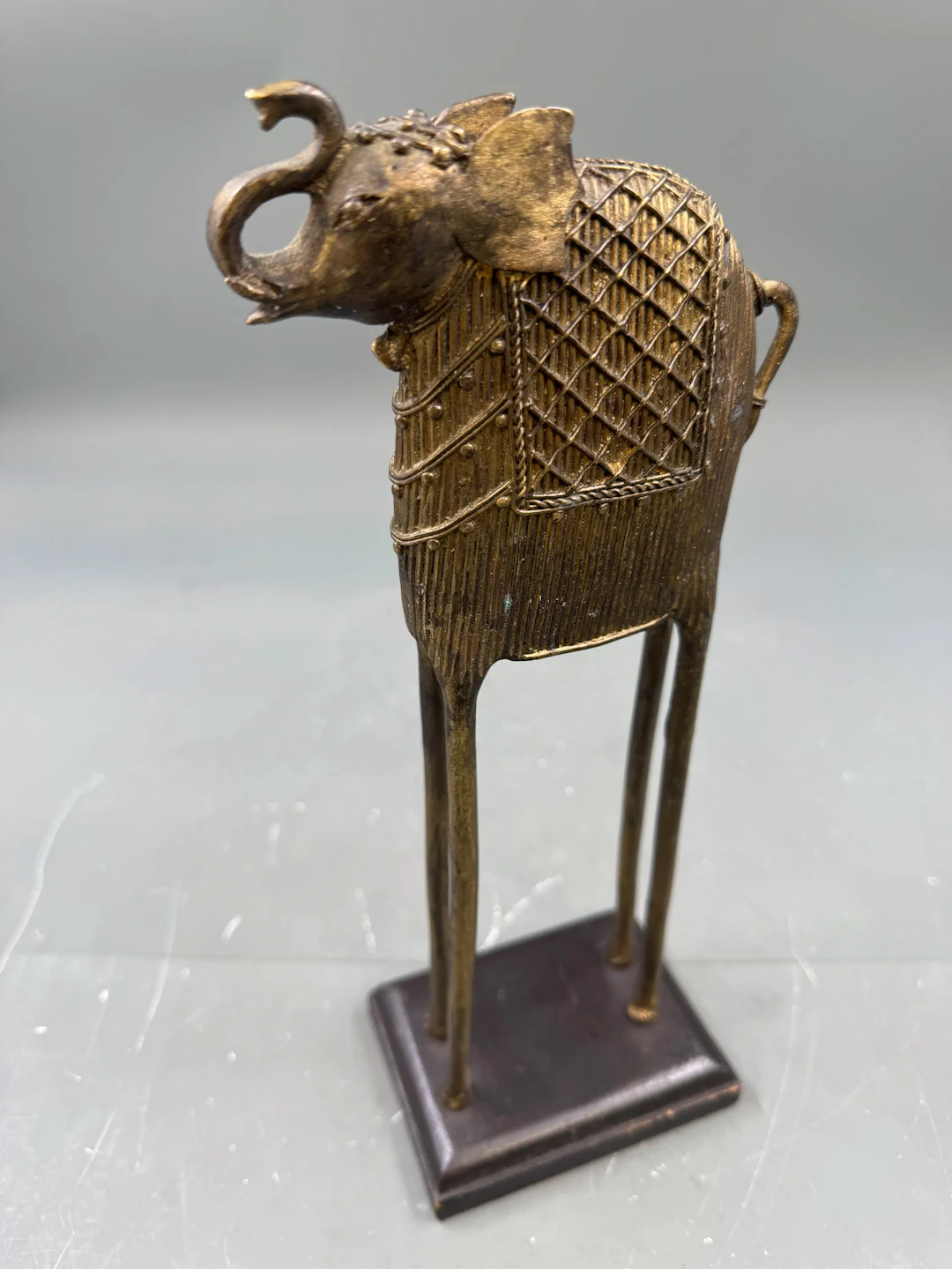 Stilisert elefantfigur i metall