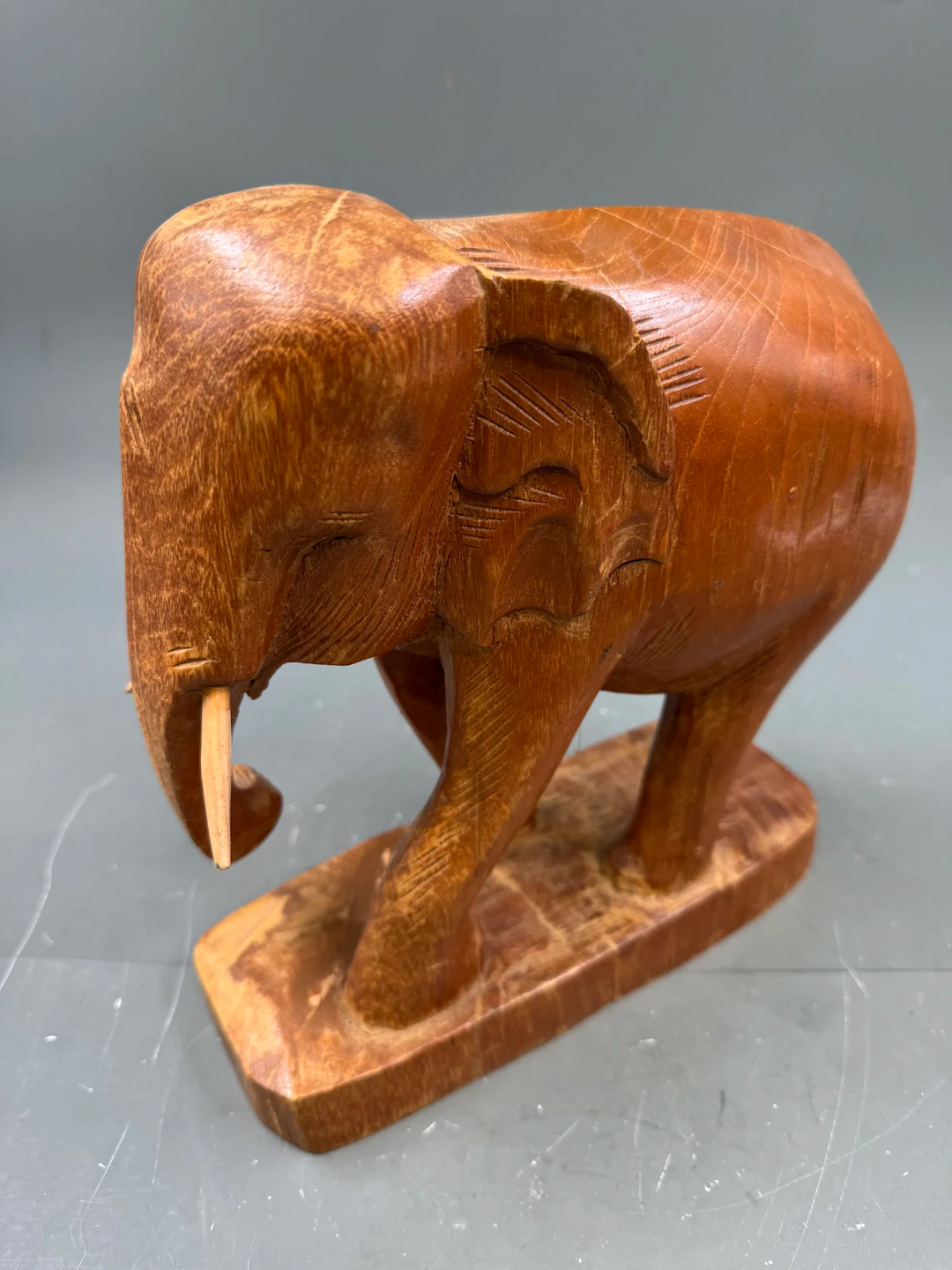 Elefant utskjært i tre