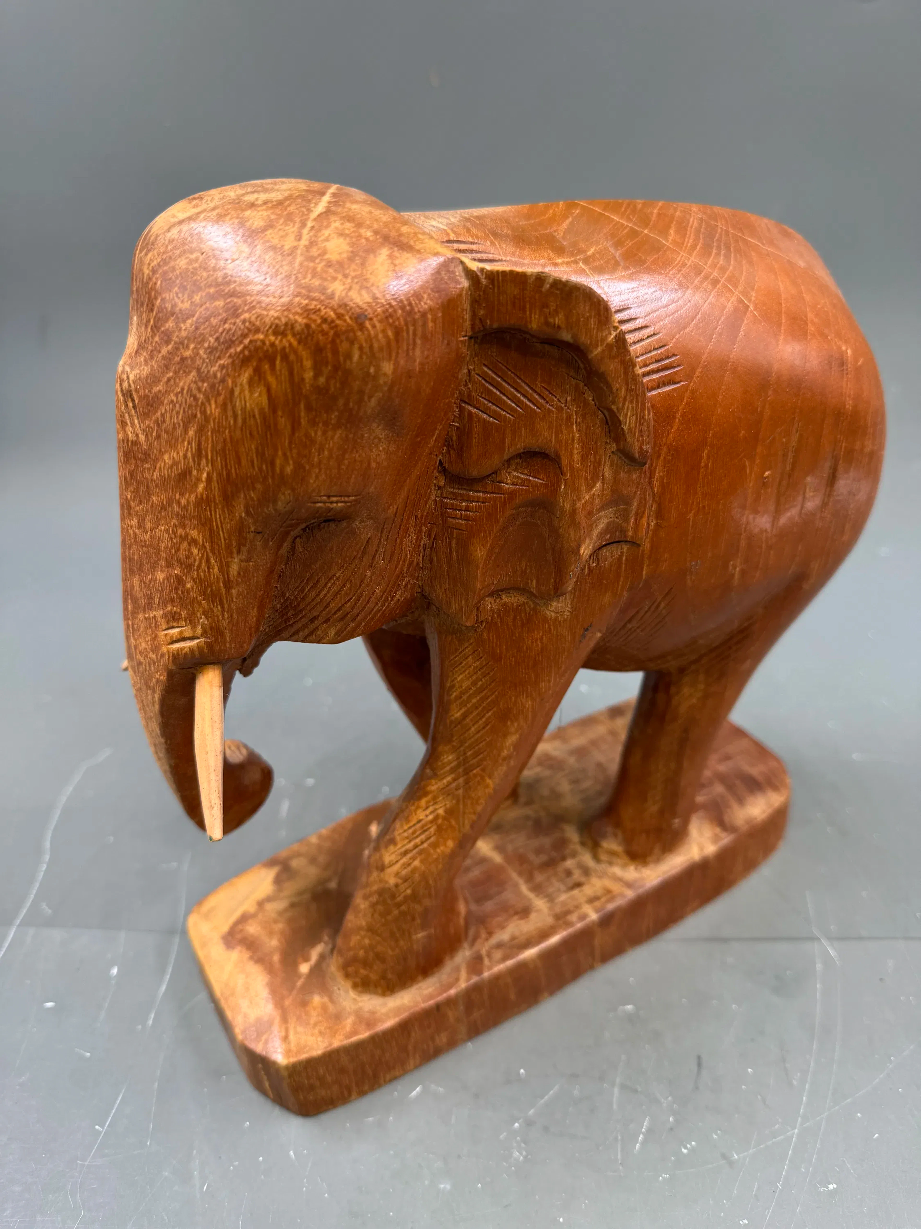 Elefant utskjært i tre