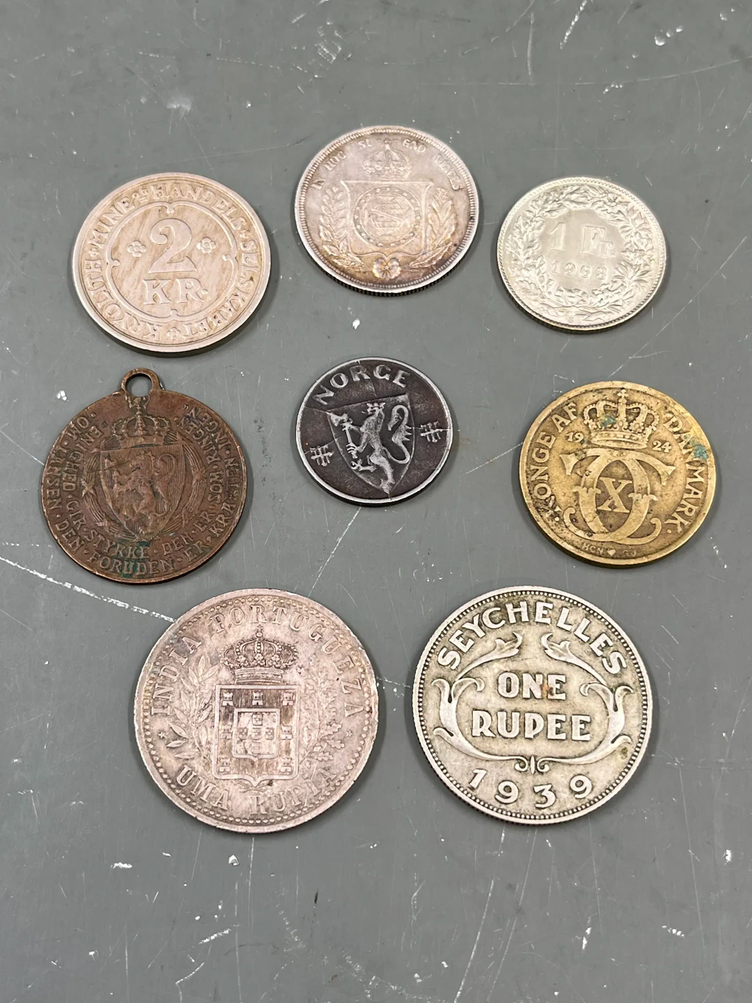 8 mynter/ medaljer