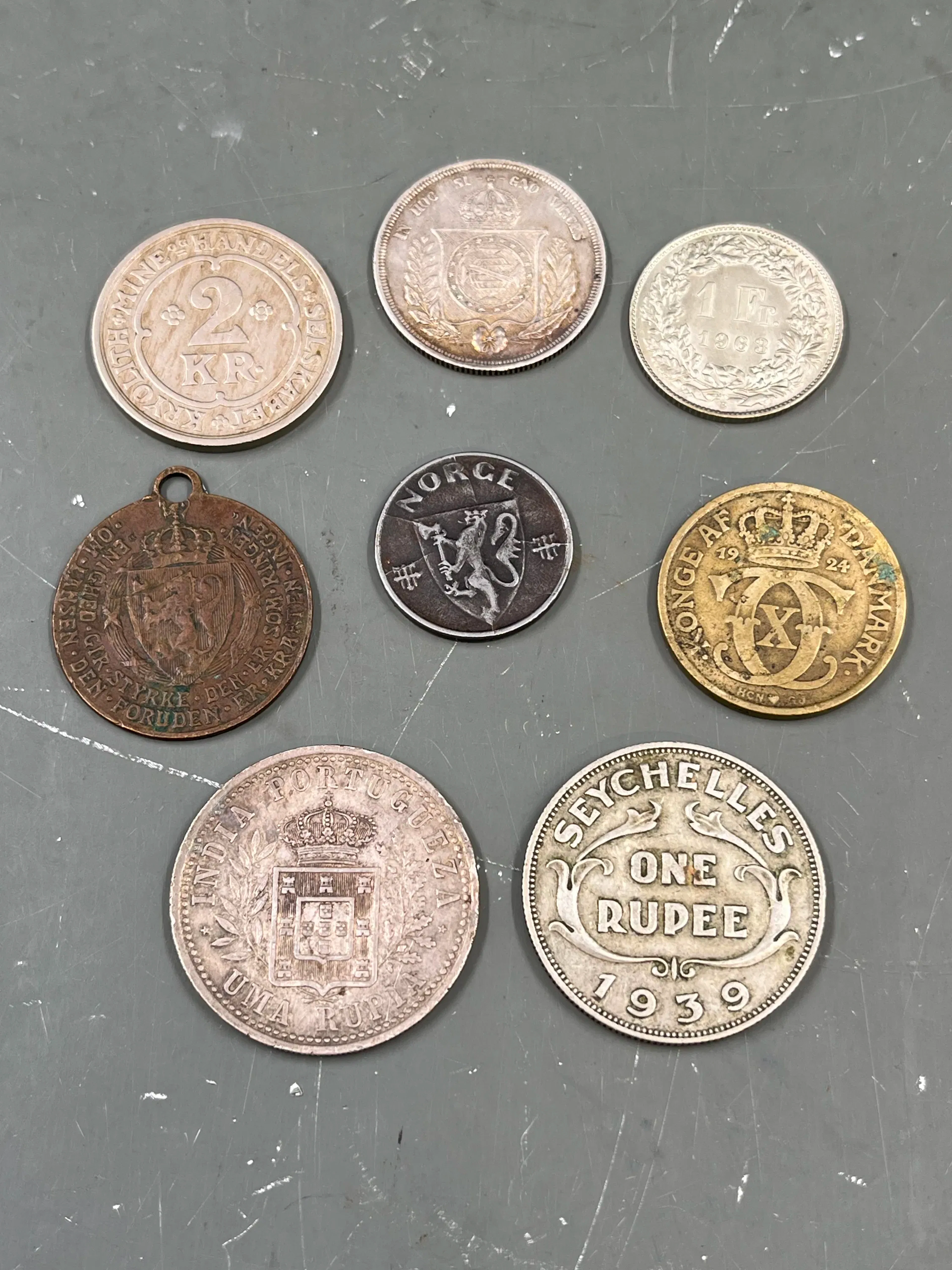8 mynter/ medaljer