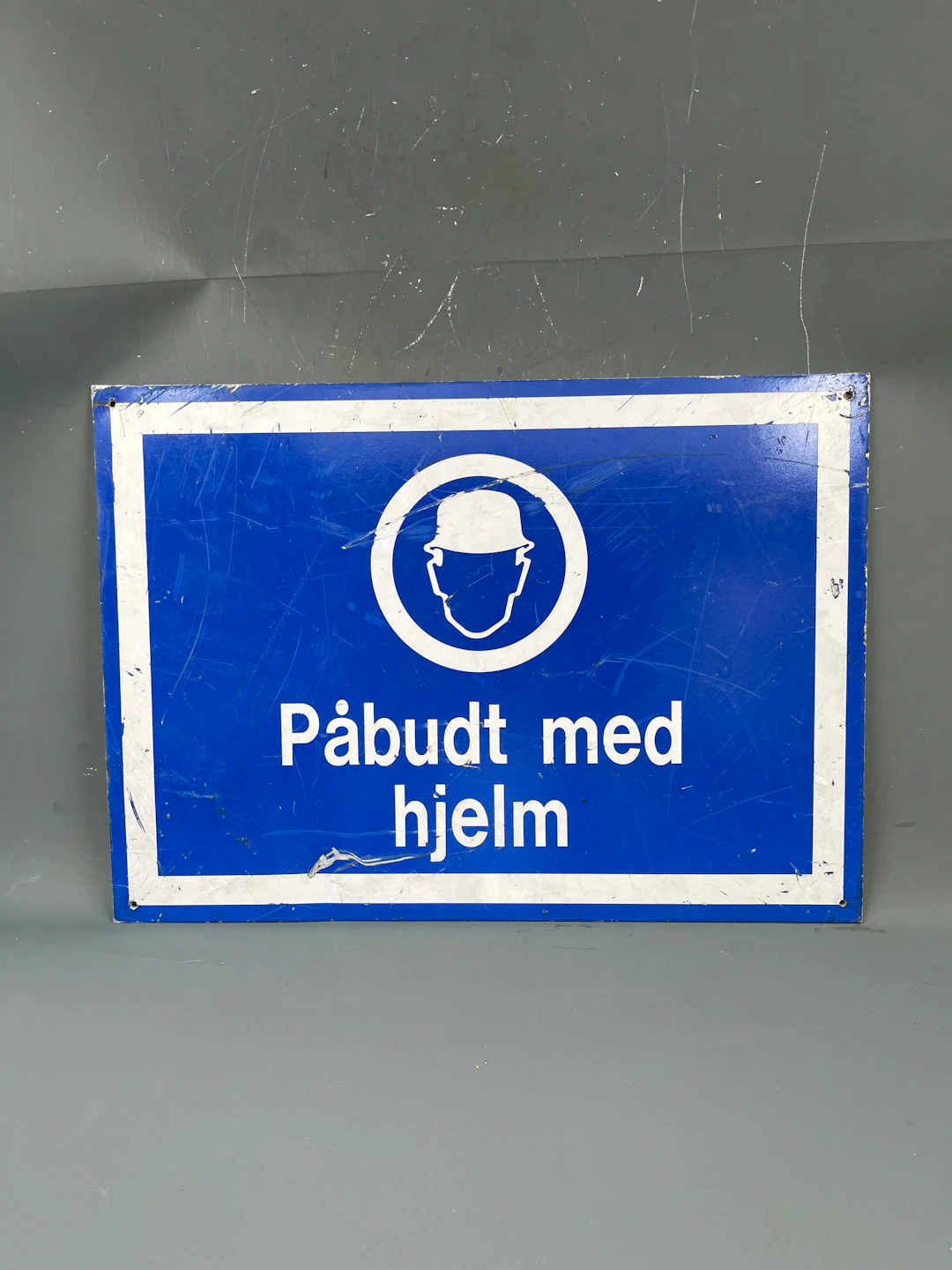 Skilt Påbudt med hjelm