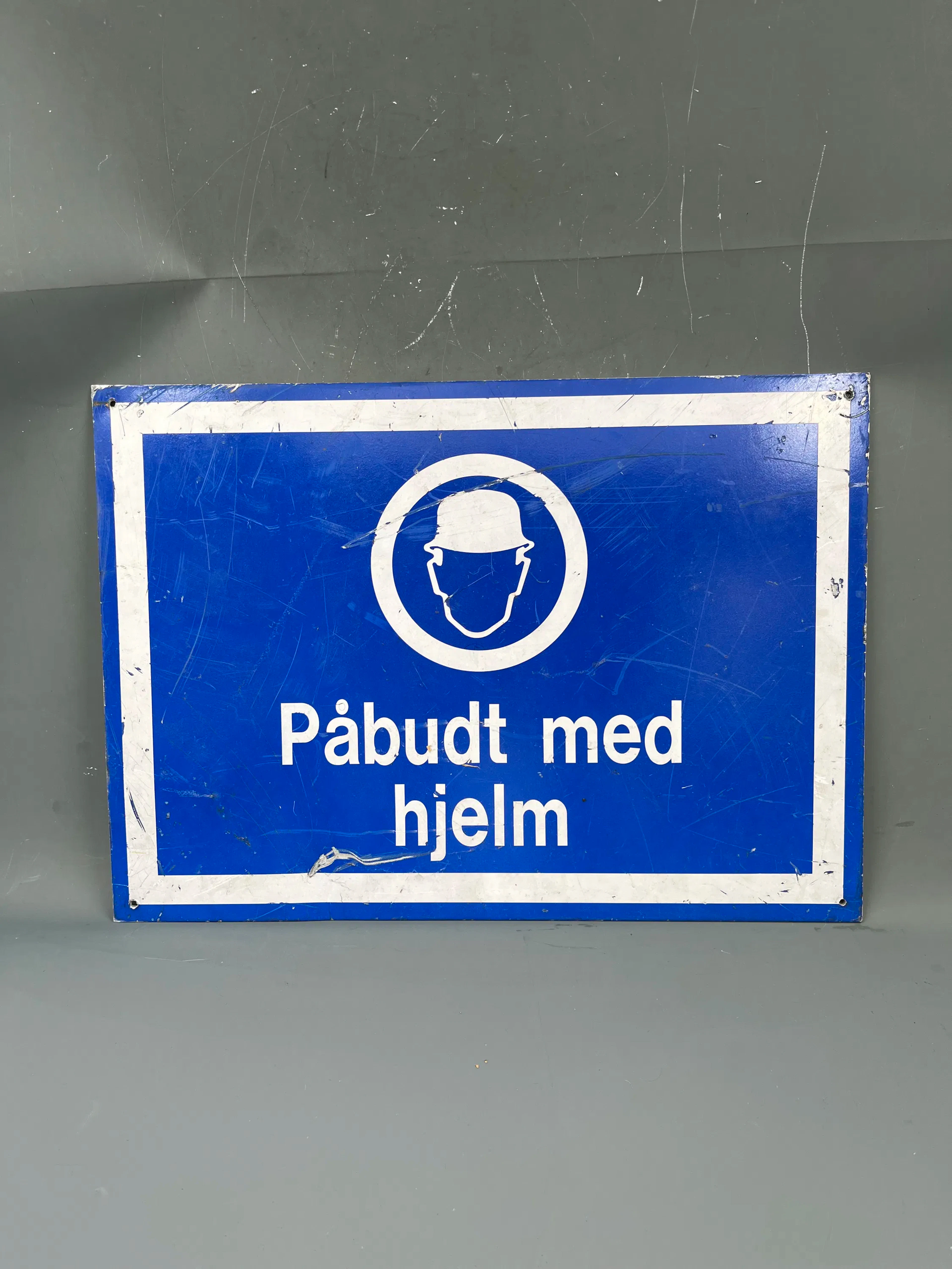 Skilt Påbudt med hjelm