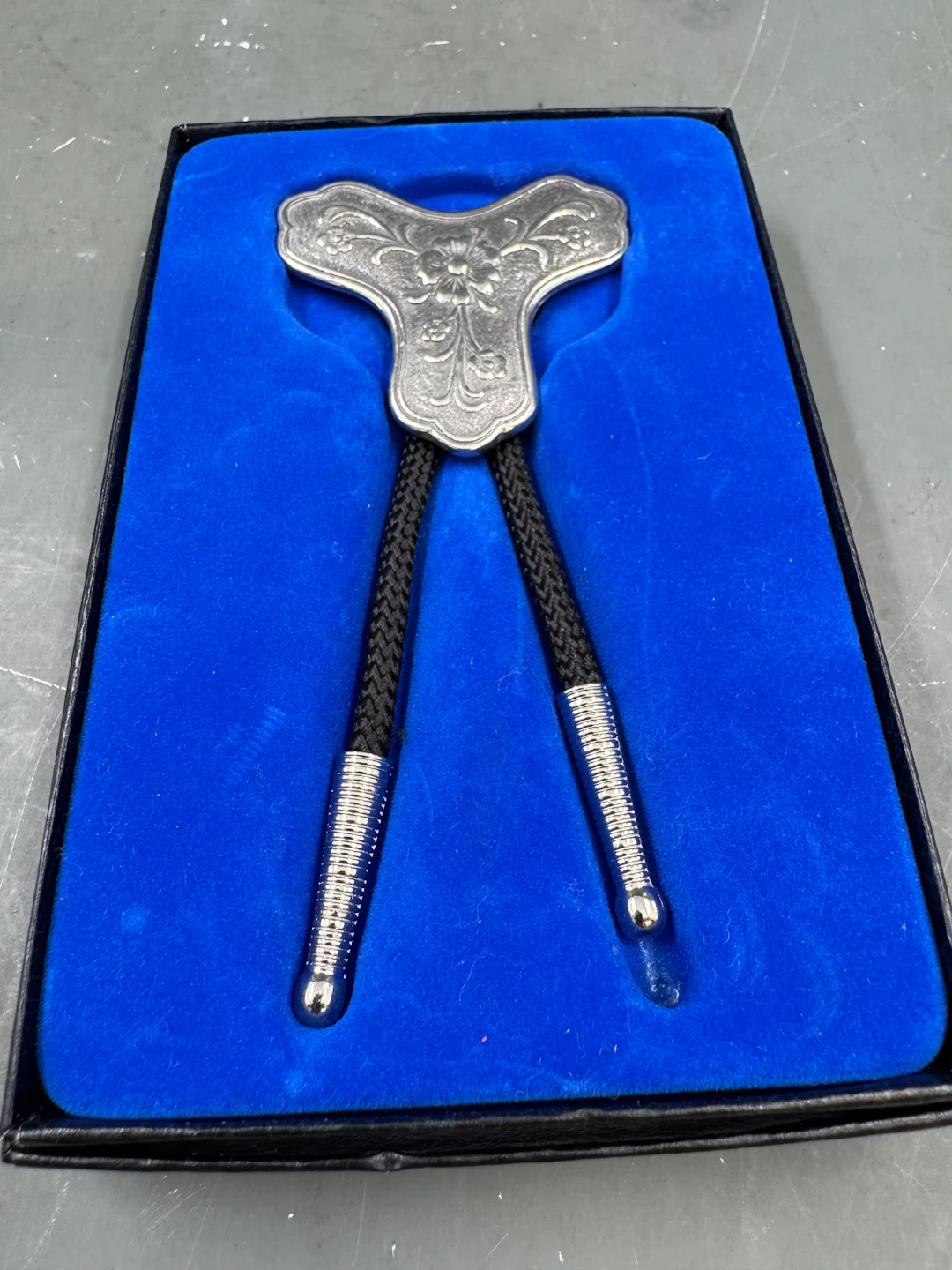 Lisseslips ( kalt bolo tie eller slipsklype)