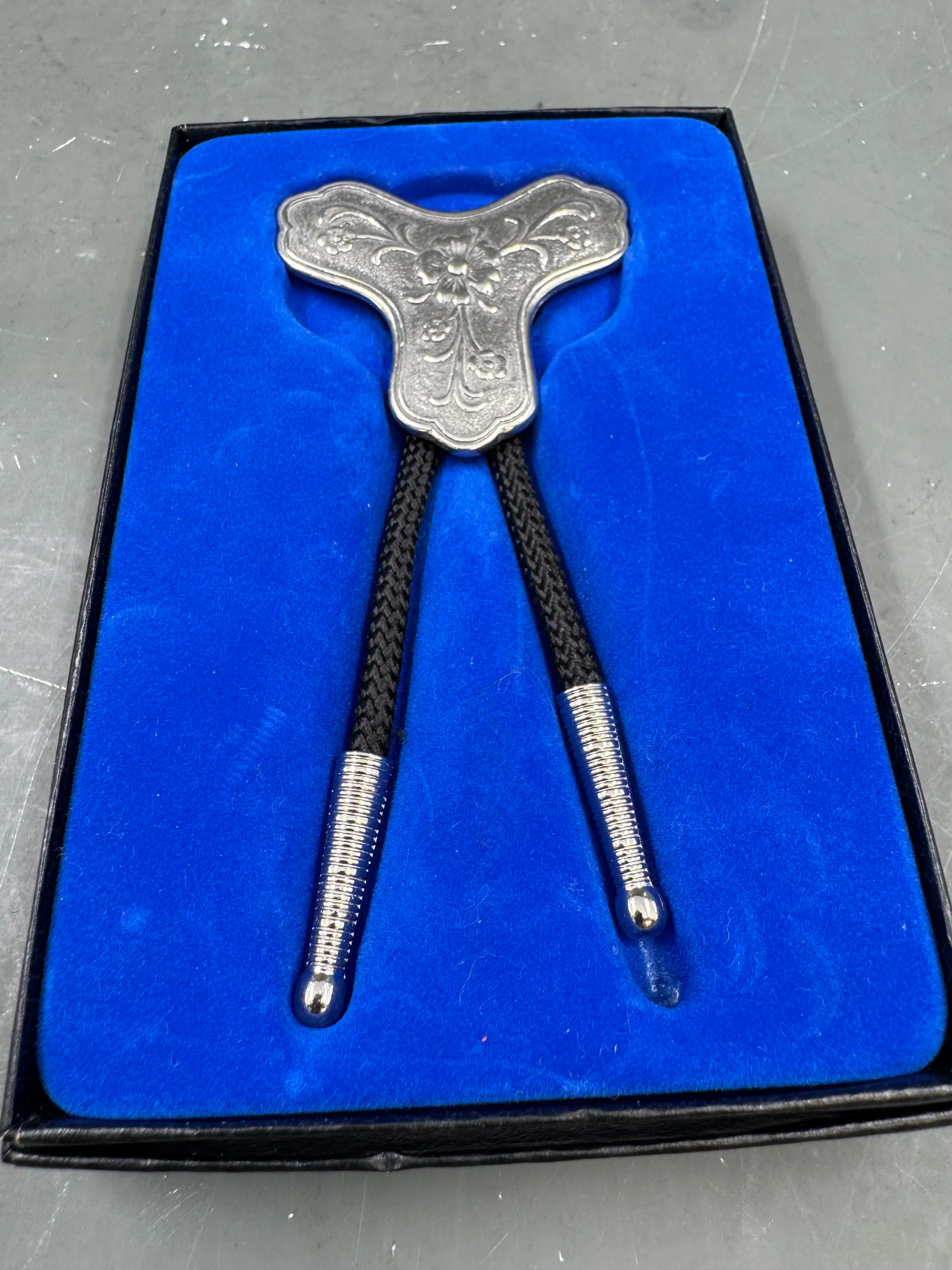 Lisseslips ( kalt bolo tie eller slipsklype)