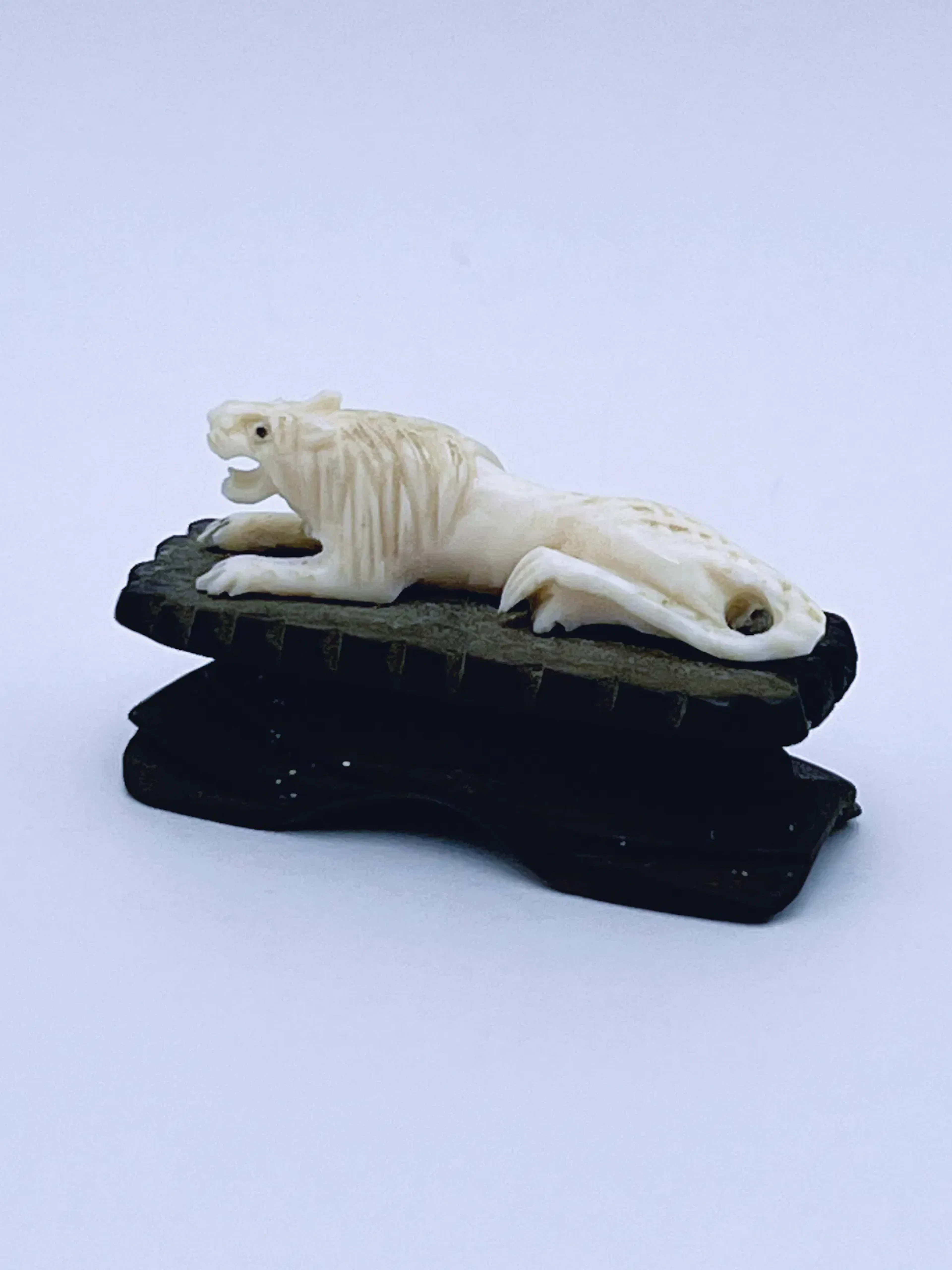 L.4.8cm Elfenben "Liggende løve" på sokkel