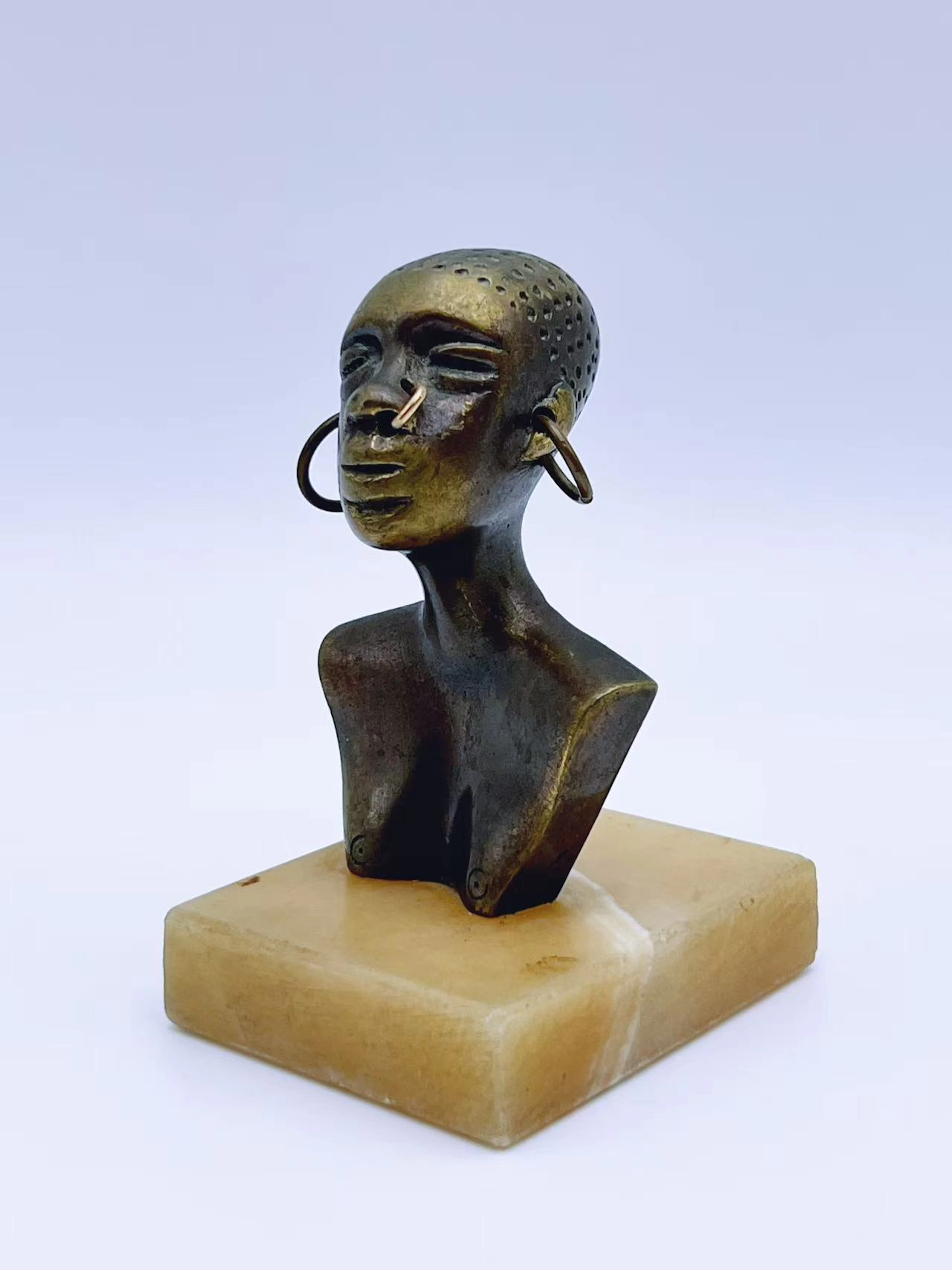 Skulptur "Afrikansk Dame" i bronse på onyx sokkel