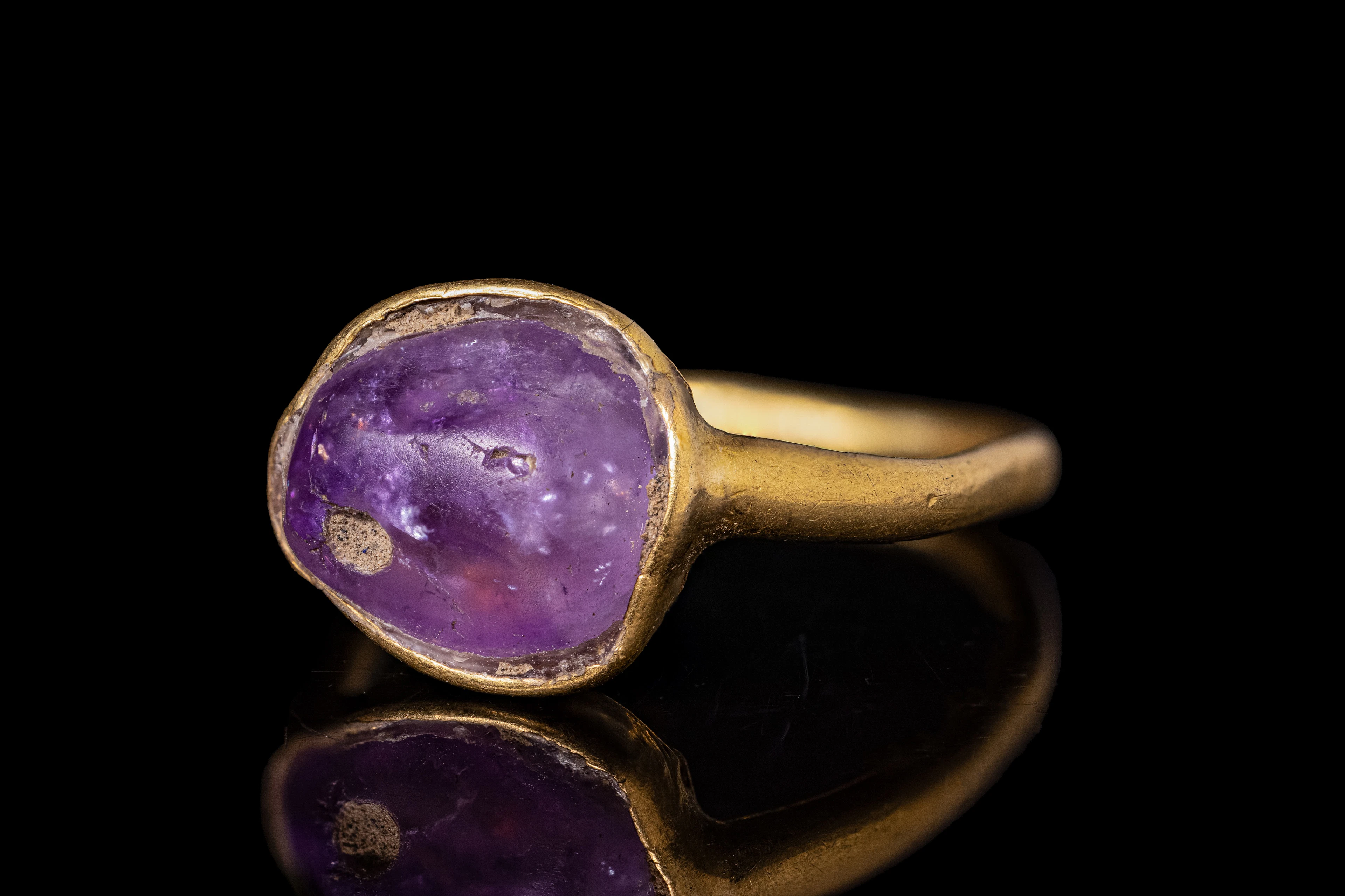 ROMAN GOLD RING WITH AMETHYST CABOCHON
