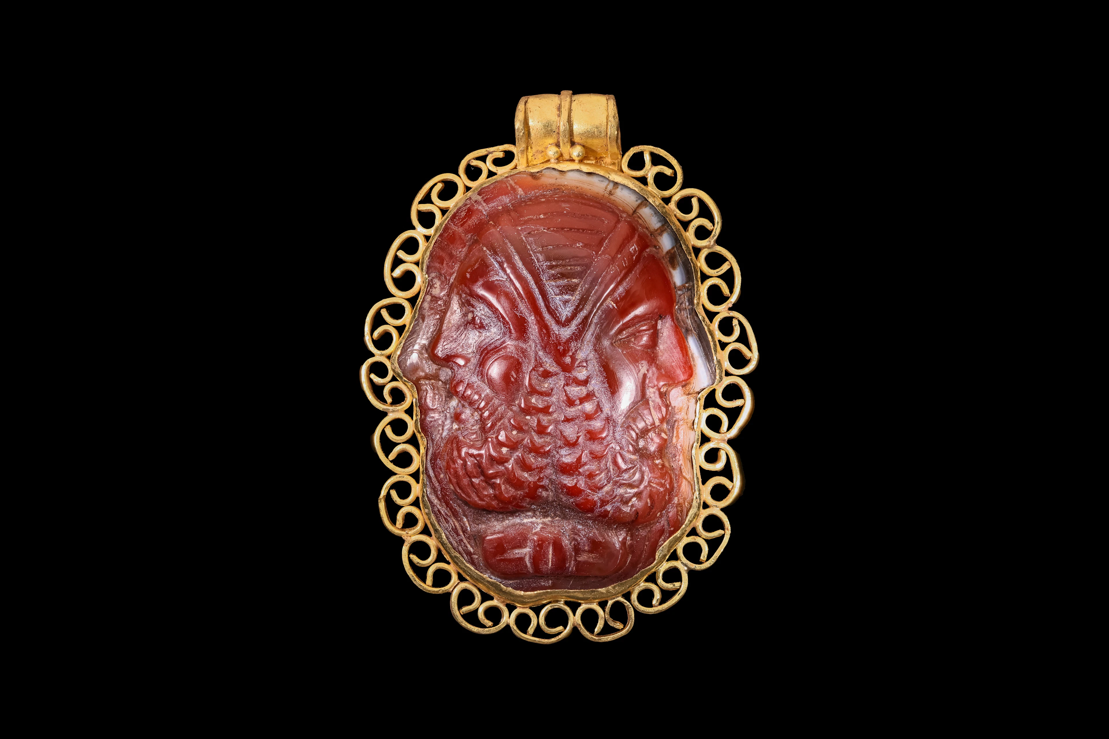 ROMAN AGATE CAMEO WITH DOUBLE CAPITA JUGATA IN GOLD PENDANT