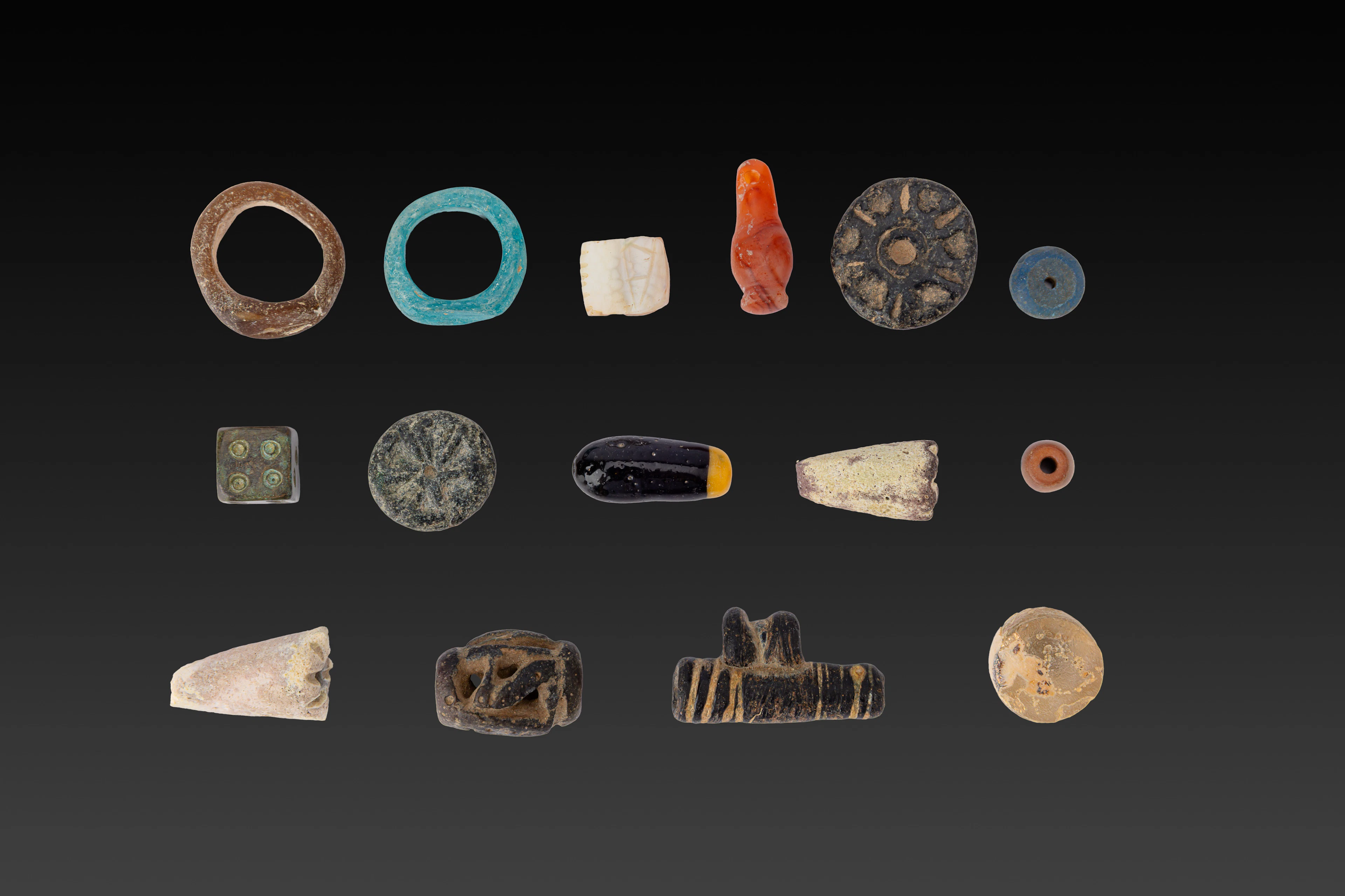 COLLECTION OF EGYPTIAN AND ROMAN GLASS RINGS, PENDANTS, BEADS, SEALS AND A DIE