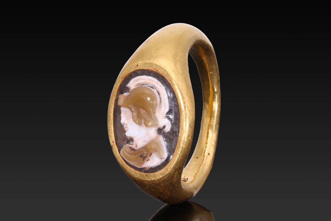 ROMAN GOLD RING WITH AGATE CAMEO OF HOPLITE