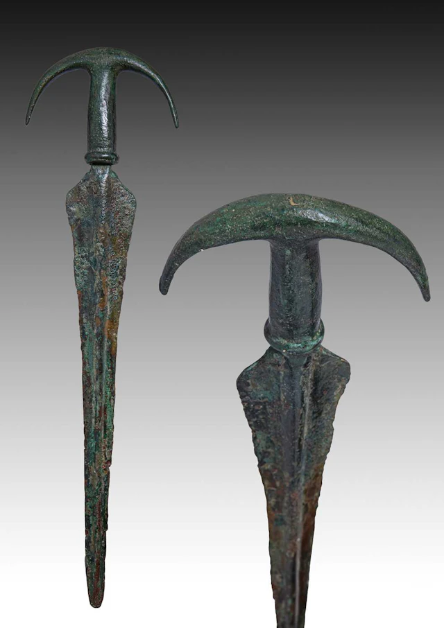 HITTITE BRONZE SHORT SWORD WITH LUNATE POMMEL