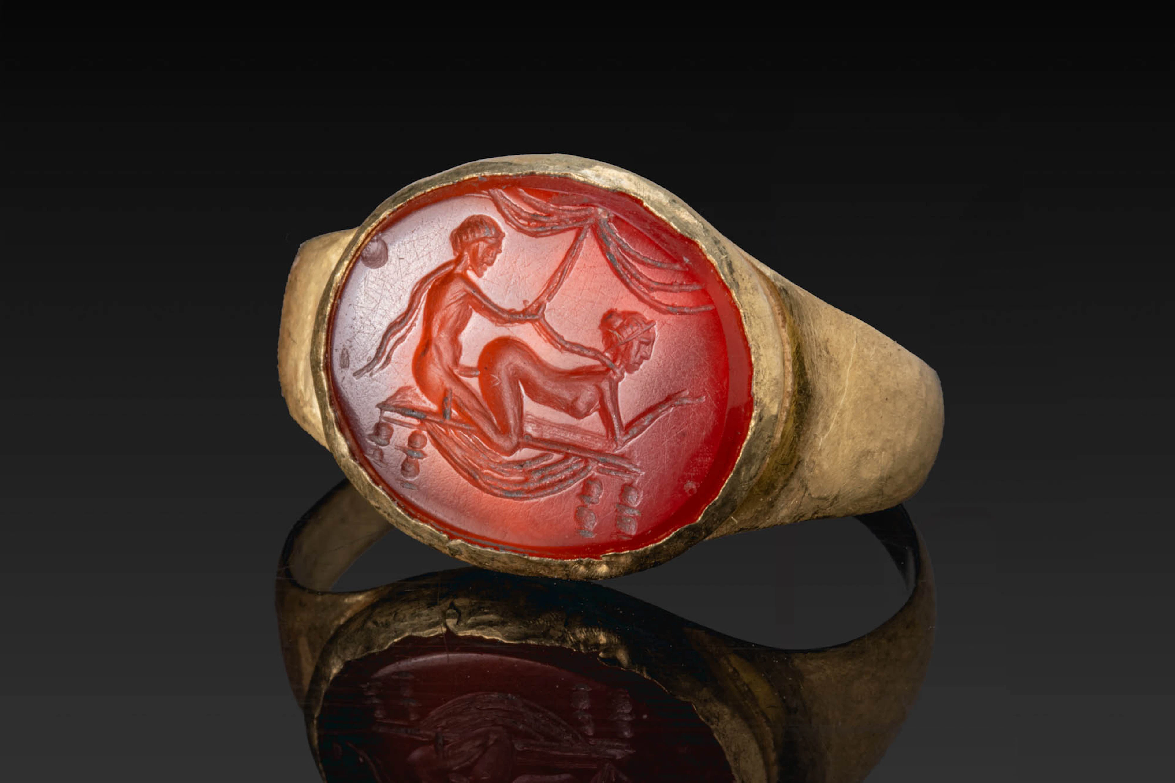 ROMAN GOLD RING WITH CARNELIAN INTAGLIO OF AN EROTIC SCENE