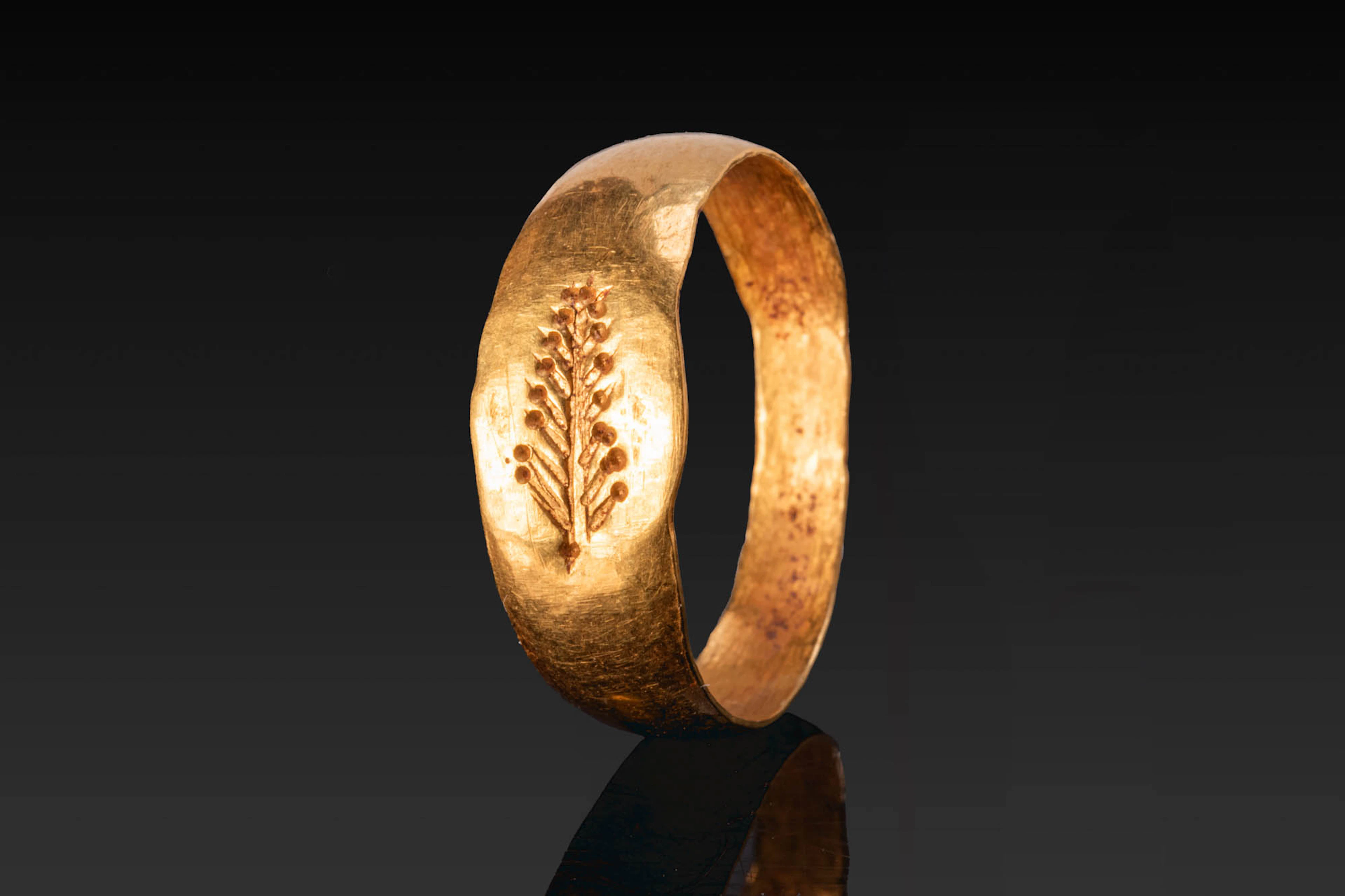 LATE ROMAN GOLD RING WITH PALM BRANCH
