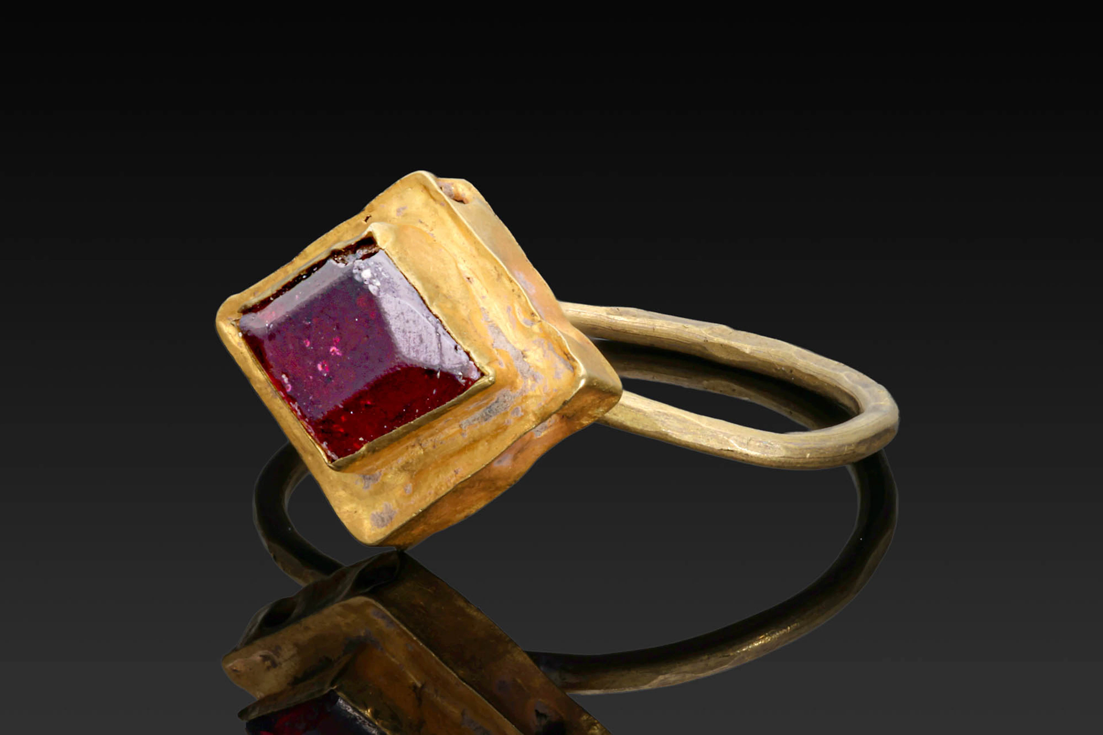 LATE ROMAN / EARLY BYZANTINE GOLD RING WITH RED GARNET GEM