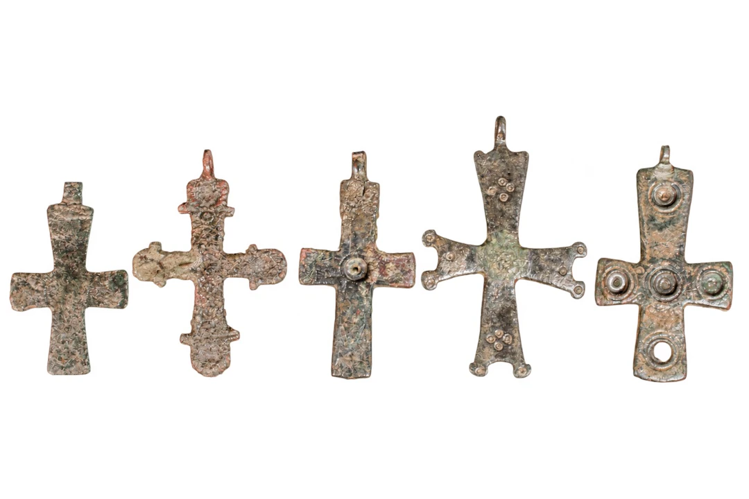 COLLECTION OF BYZANTINE BRONZE CROSS PENDANTS