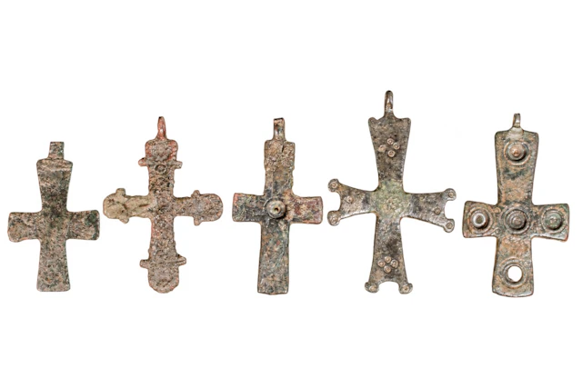 COLLECTION OF BYZANTINE BRONZE CROSS PENDANTS