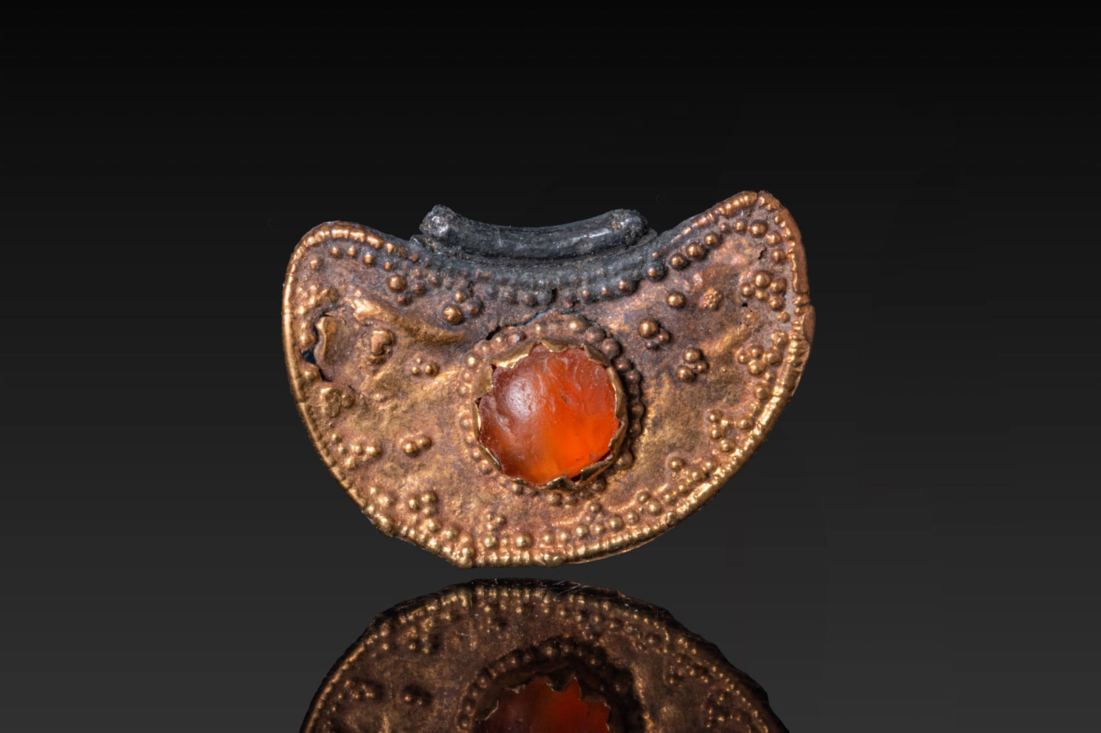 HELLENISTIC GOLD CENTRAL PENDANT WITH CABOCHON AND GRANULATION