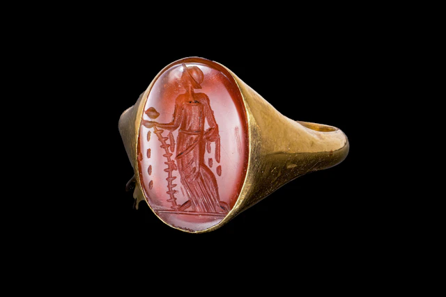 ROMAN CARNELIAN INTAGLIO OF MINERVA IN GOLD RING