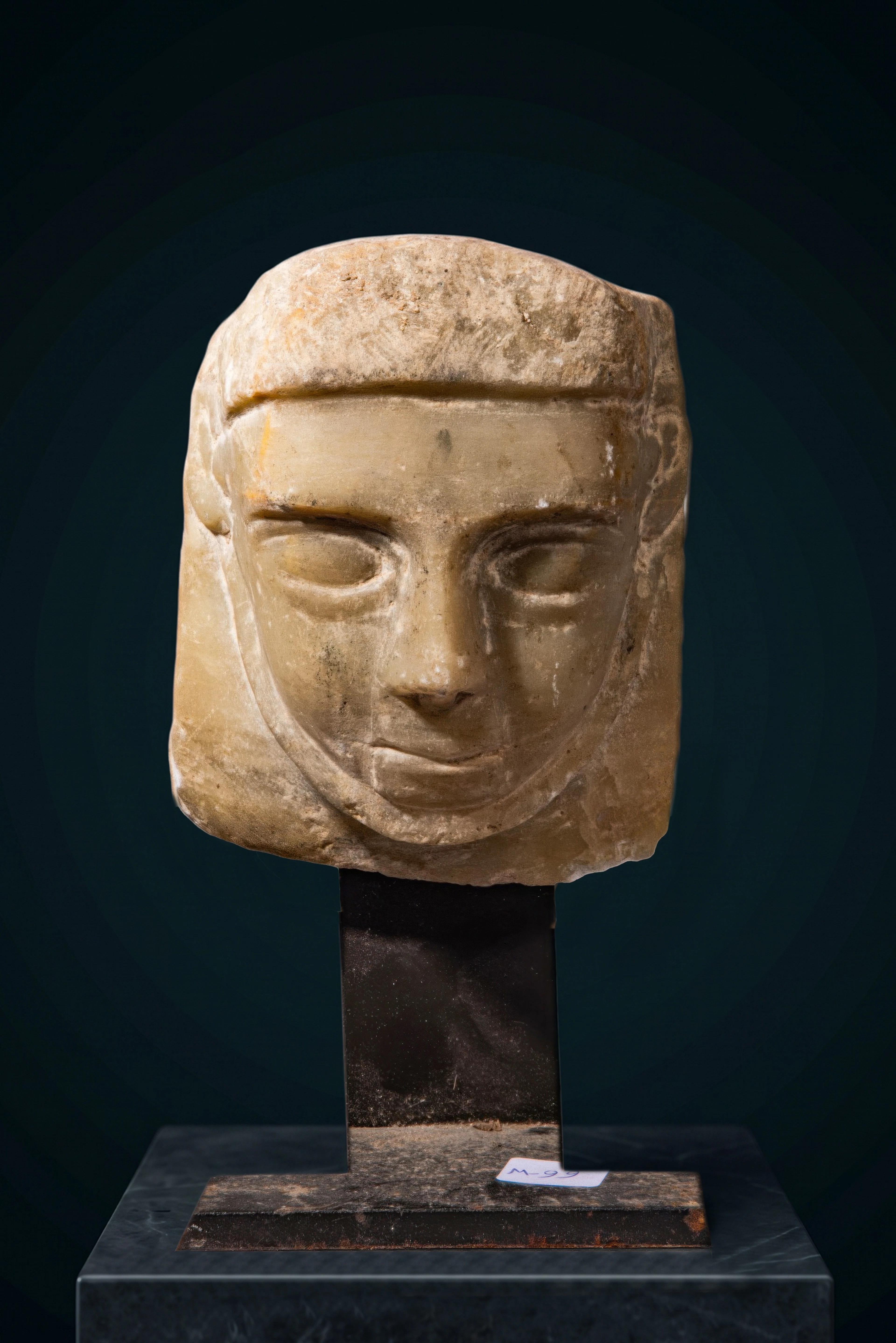 SOUTH ARABIAN ALABASTER HEAD OF A MAN