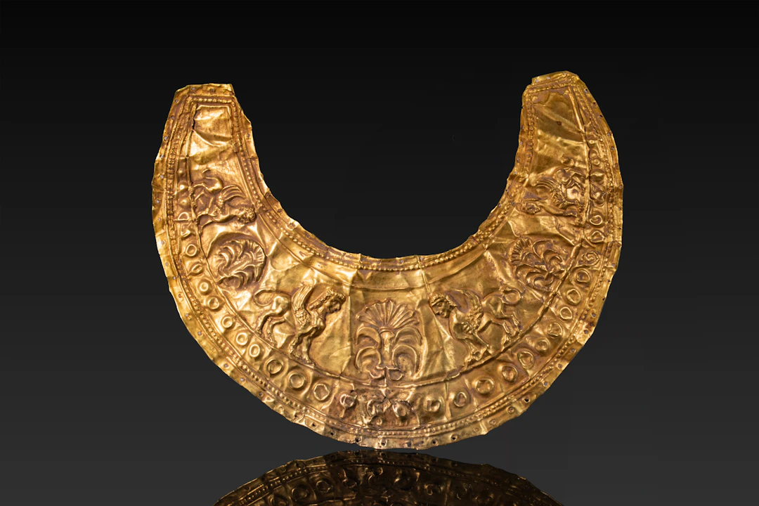 STUNNING GREEK GOLD LEAF PECTORAL WITH SPHINXES AND PALMETTES