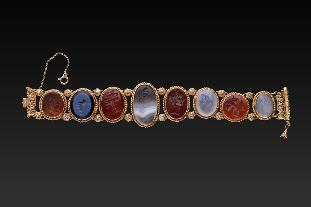 FANTASTIC CASTELLANI-INSPIRED ITALIAN GOLD BRACELET WITH ROMAN INTAGLIOS