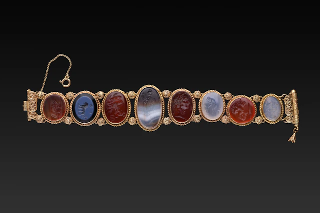 FANTASTIC CASTELLANI-INSPIRED ITALIAN GOLD BRACELET WITH ROMAN INTAGLIOS