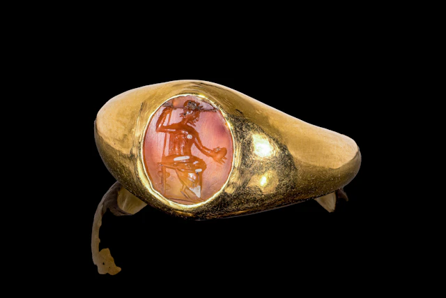 ROMAN CARNELIAN INTAGLIO OF ENTHRONED JUPITER IN GOLD RING