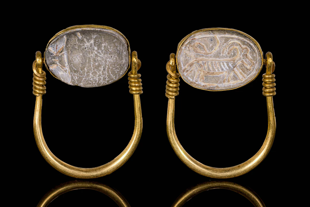 EGYPTIAN STONE SCARAB WITH QUADRUPED IN SWIVEL GOLD RING