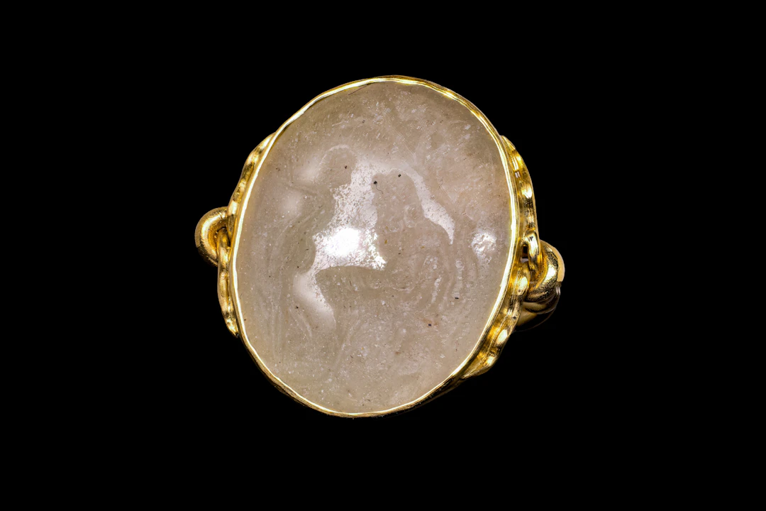 ROMAN CHALCEDONY INTAGLIO OF THE RAPE OF PROSERPINA IN GOLD RING