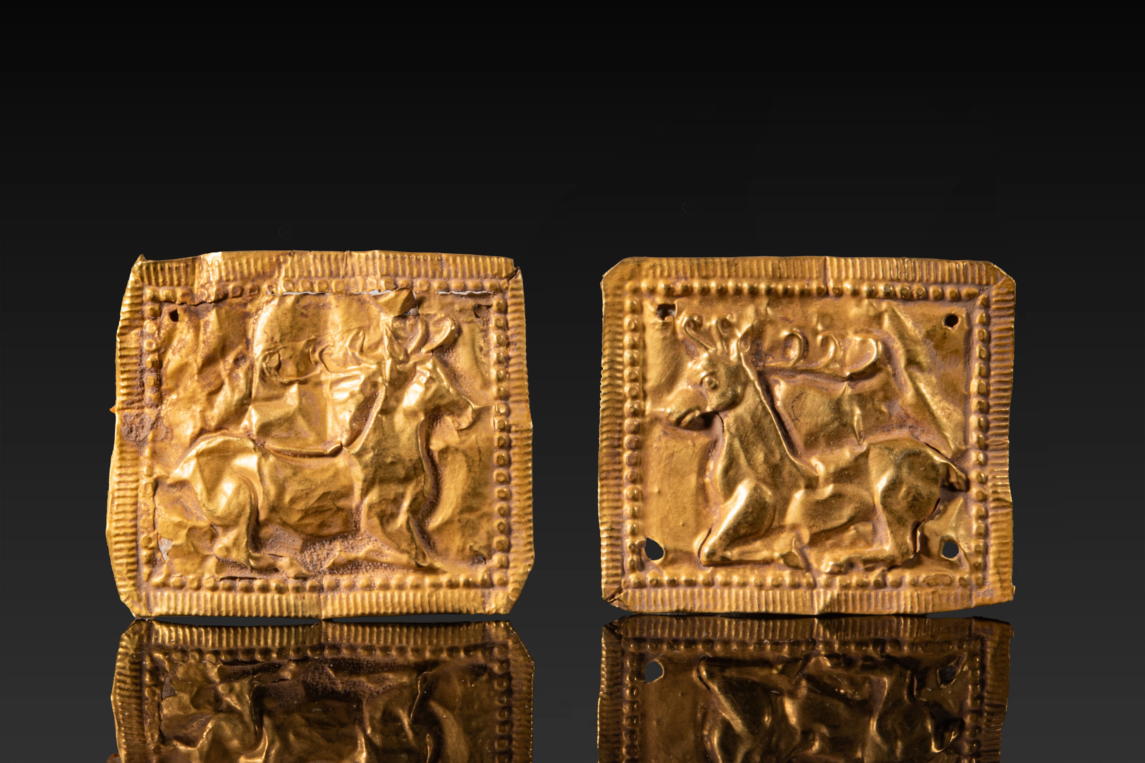 PAIR OF SCYTHIAN GOLD LEAF PLAQUES WITH RECUMBENT STAGS