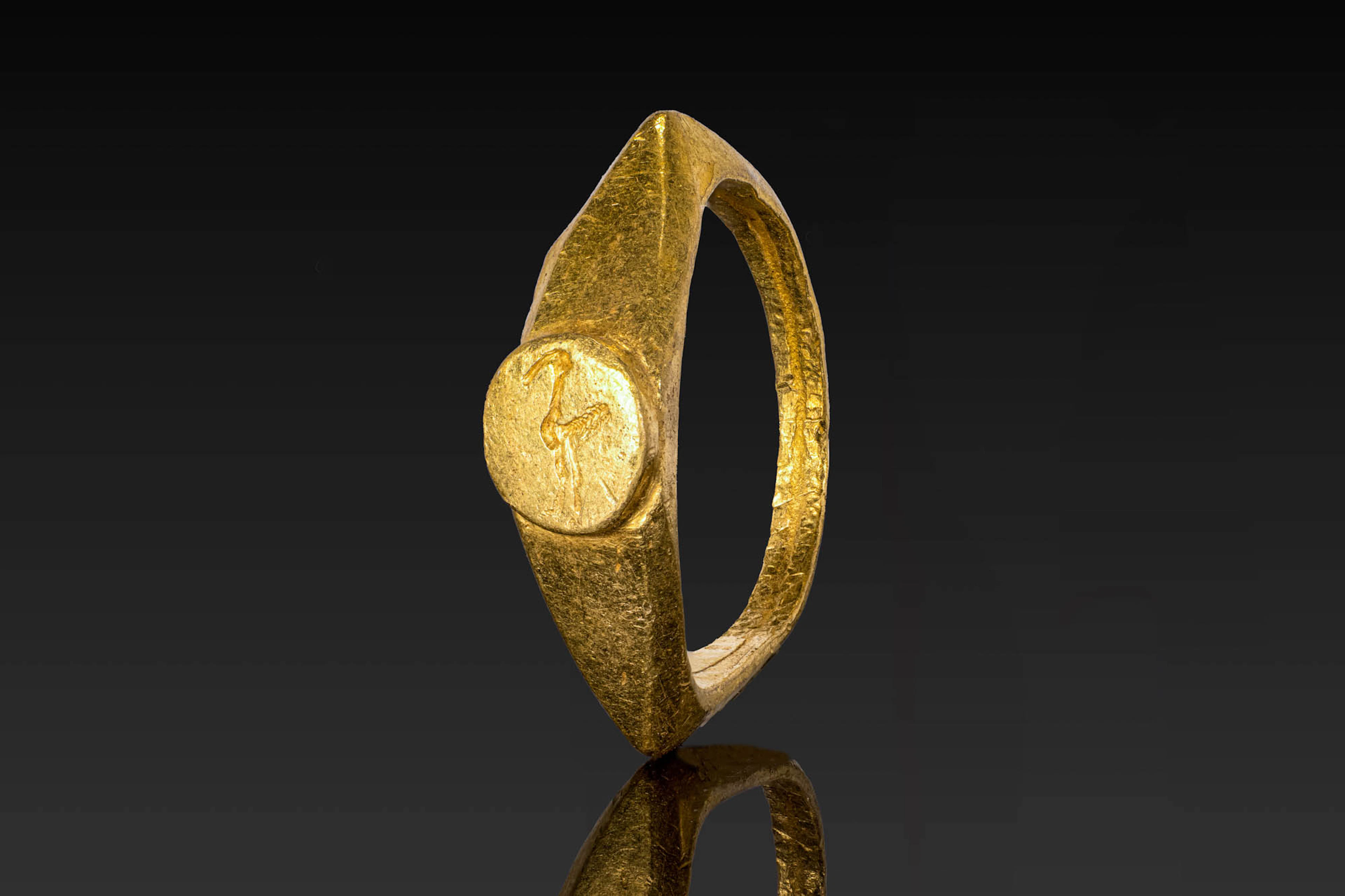 ROMAN SOLID GOLD RING WITH CRANE