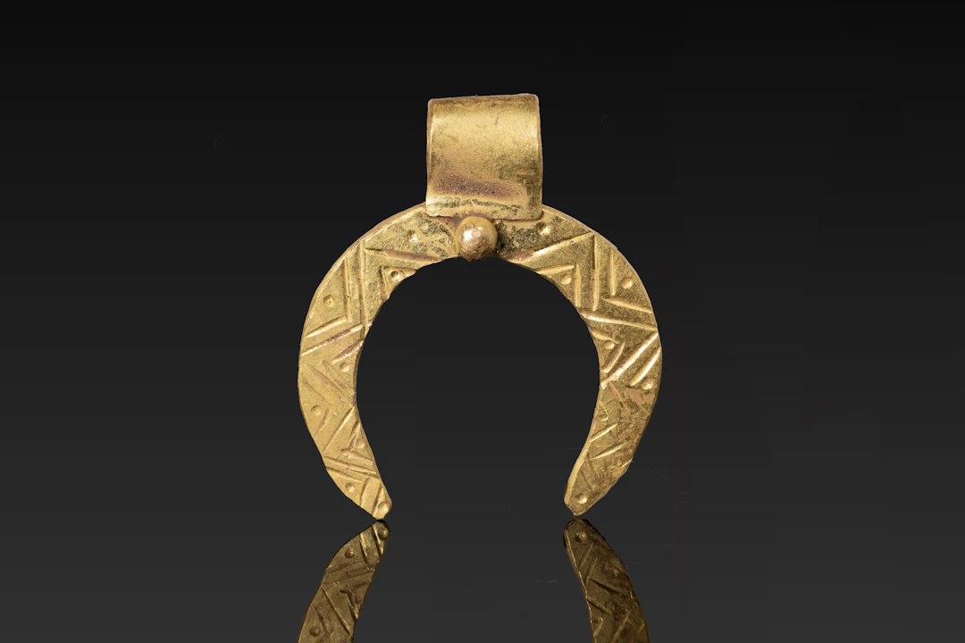 HELLENISTIC GOLD ENGRAVED LUNULA PENDANT