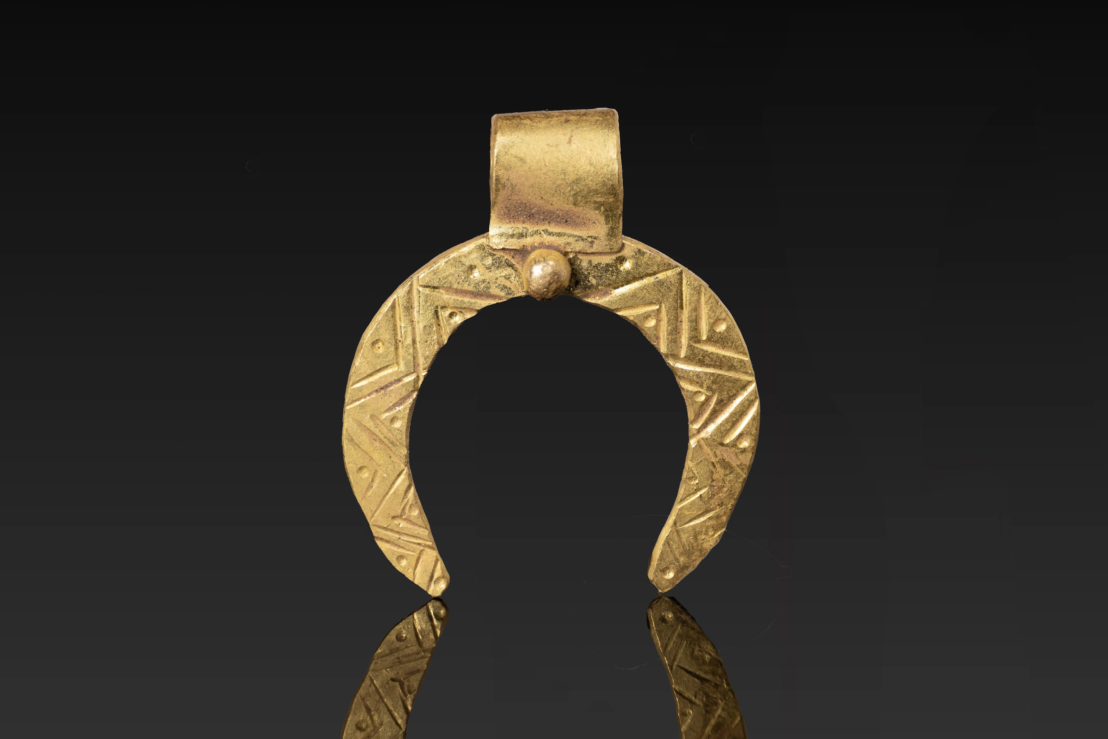 HELLENISTIC GOLD ENGRAVED LUNULA PENDANT
