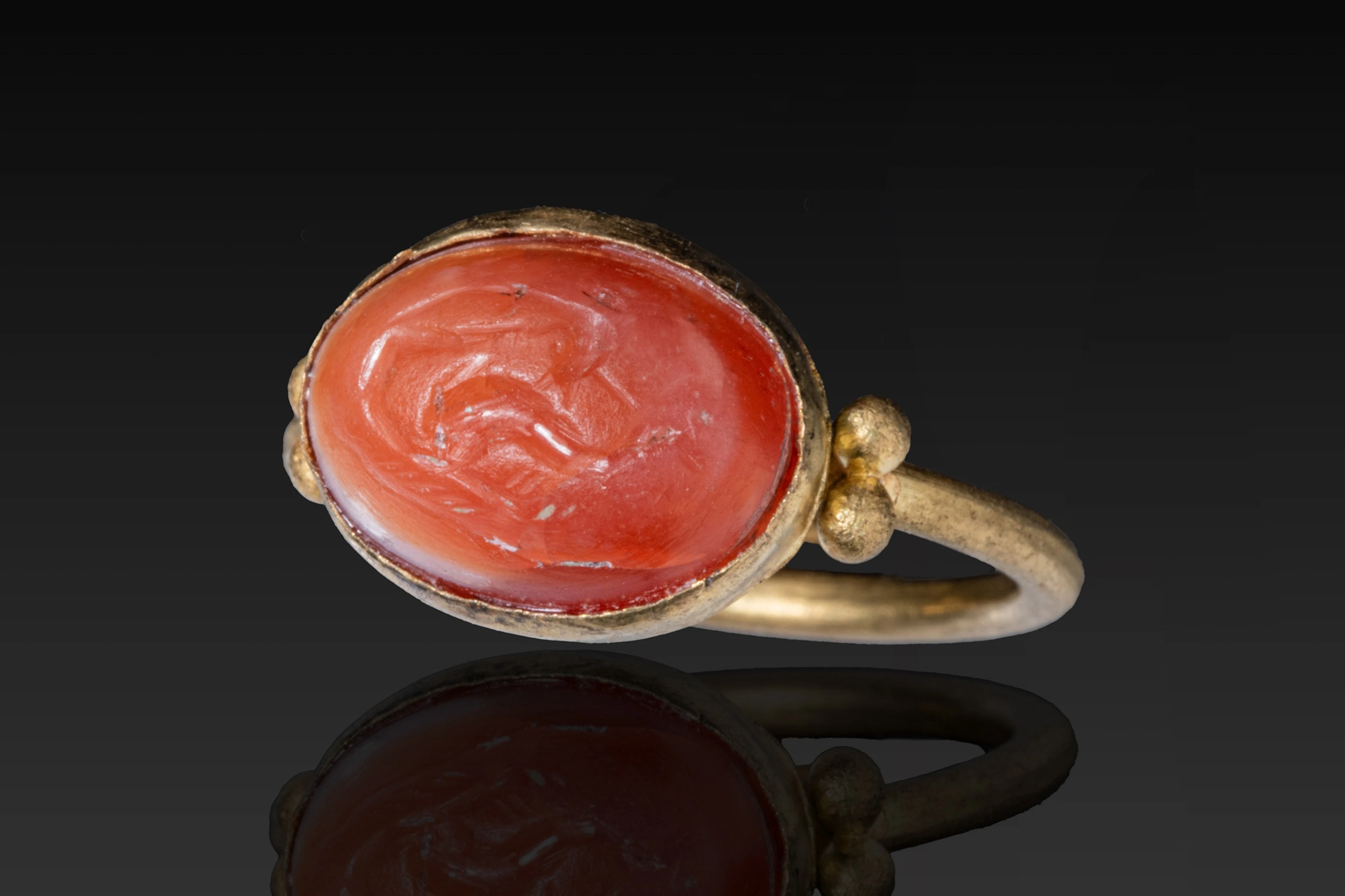 ROMAN BANDED AGATE INTAGLIO OF A DOLPHIN IN HIGH KARAT GOLD RING