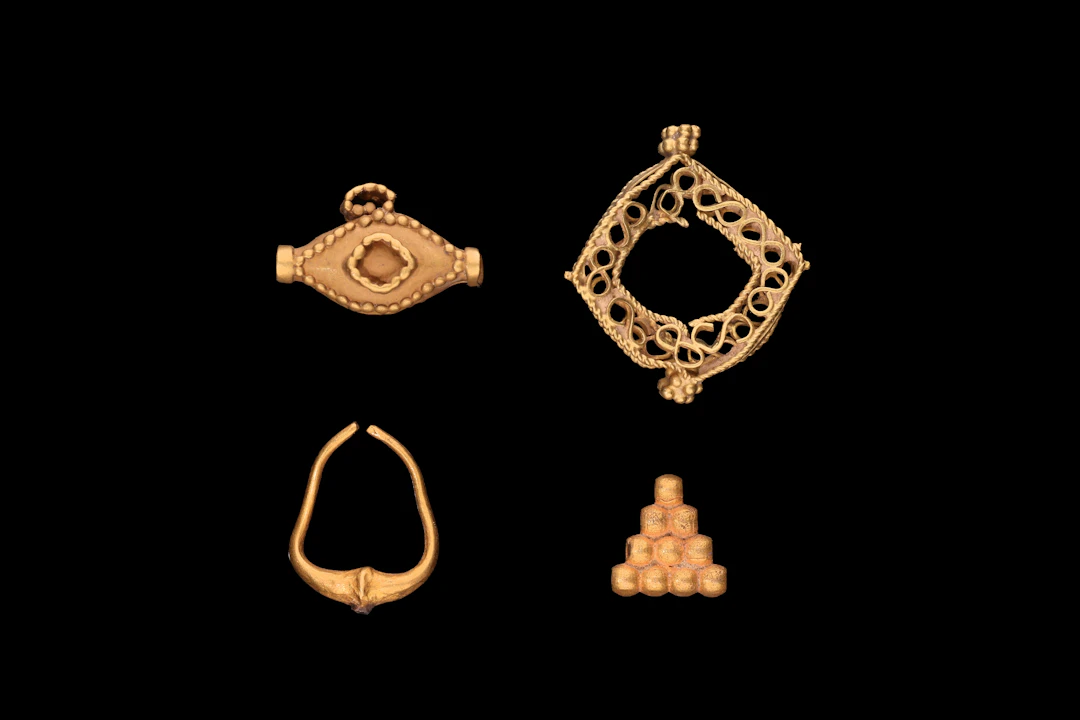 COLLECTION OF GREEK GOLD JEWELLERY ITEMS