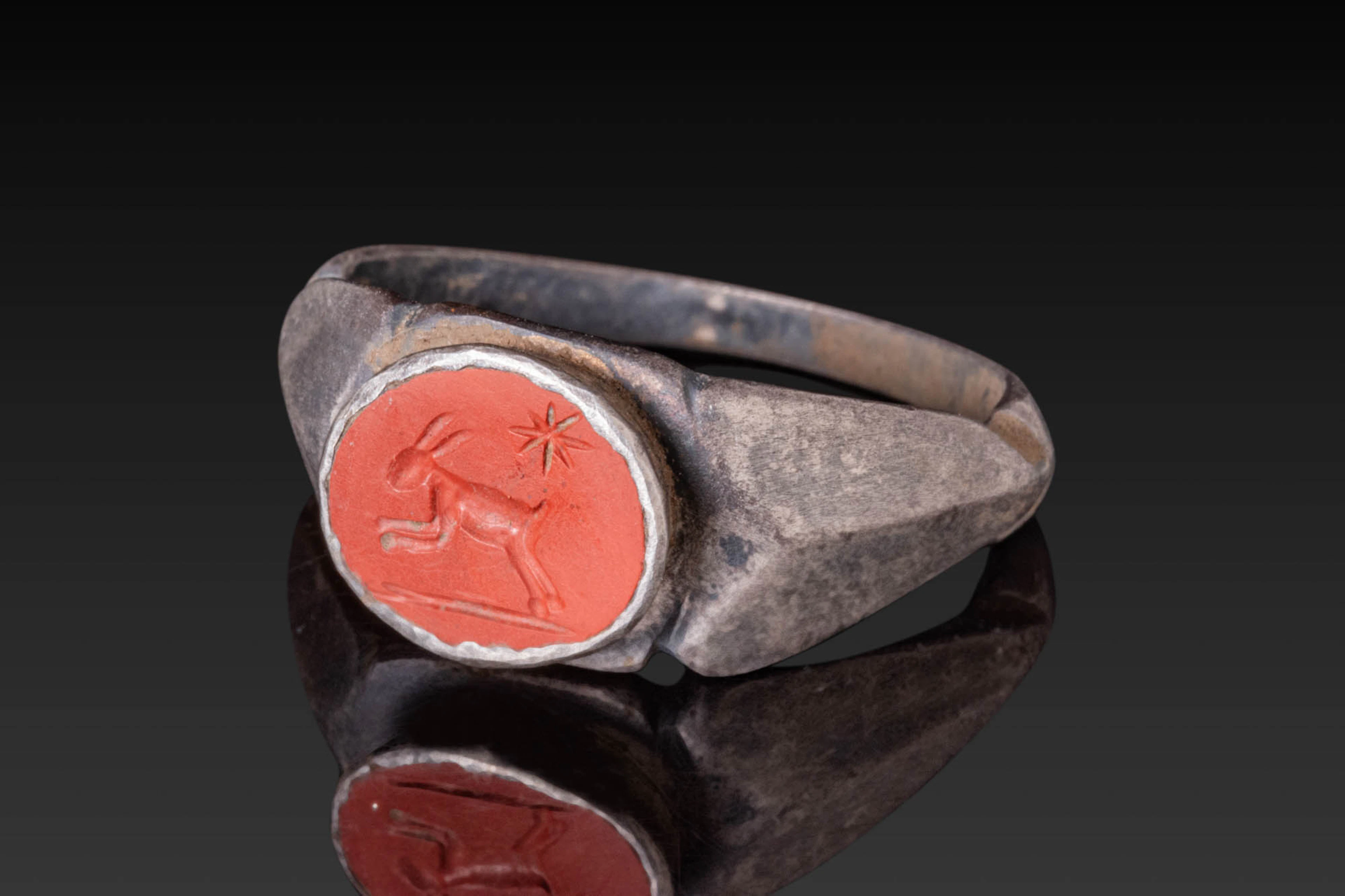 ROMAN INTAGLIO DEPICTING HARE UNDER A STAR IN SILVER RING
