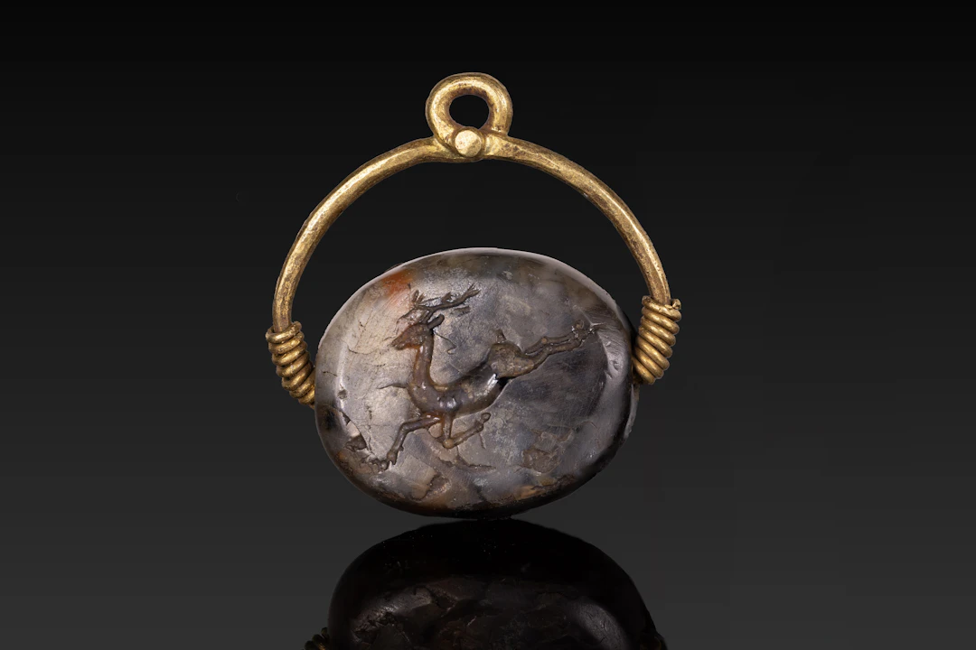 GREEK AGATE SCARAB ENGRAVED WITH A RUNNING STAG IN GOLD PENDANT